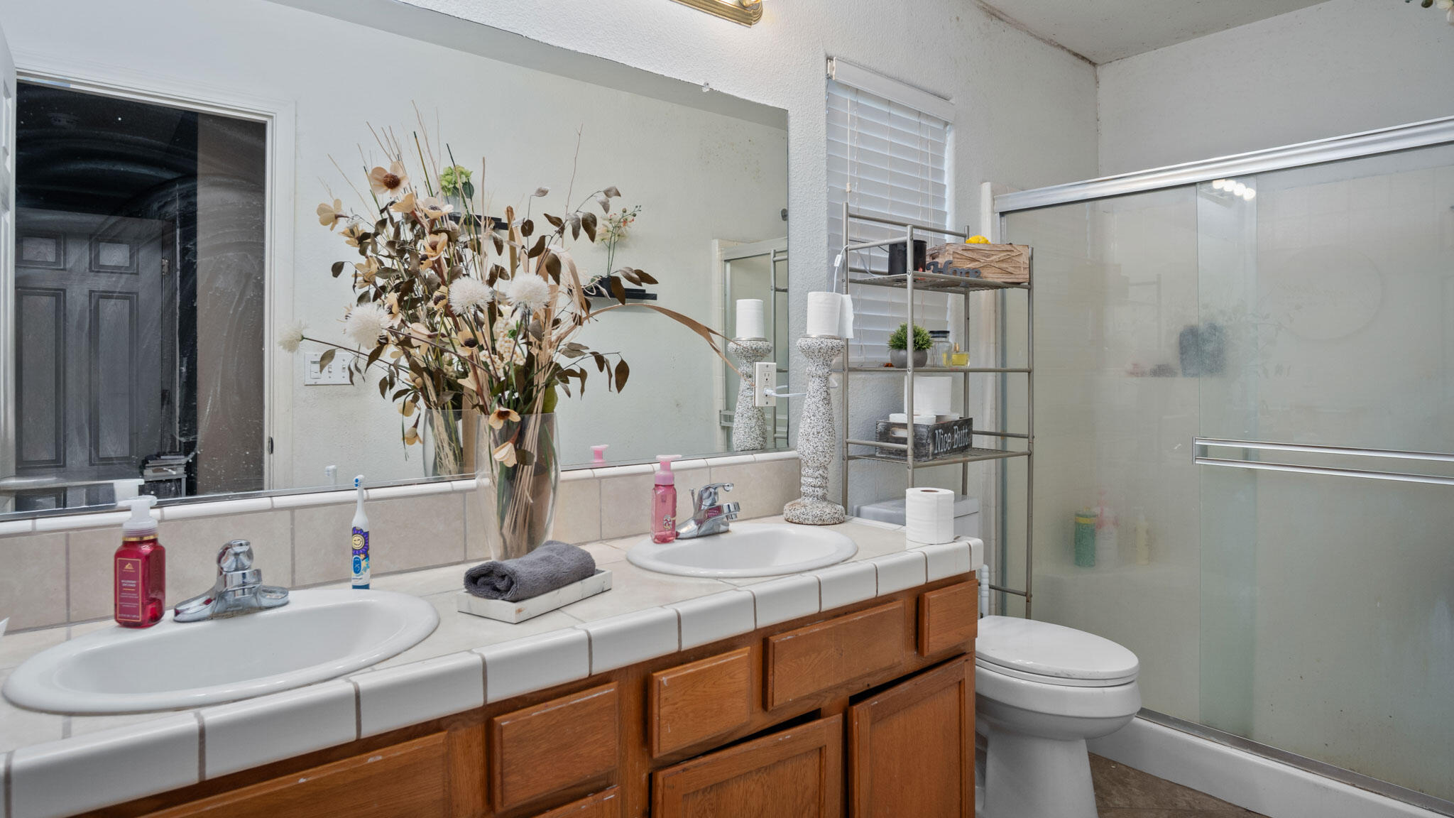 557 S Indiana St, Porterville, CA 93257