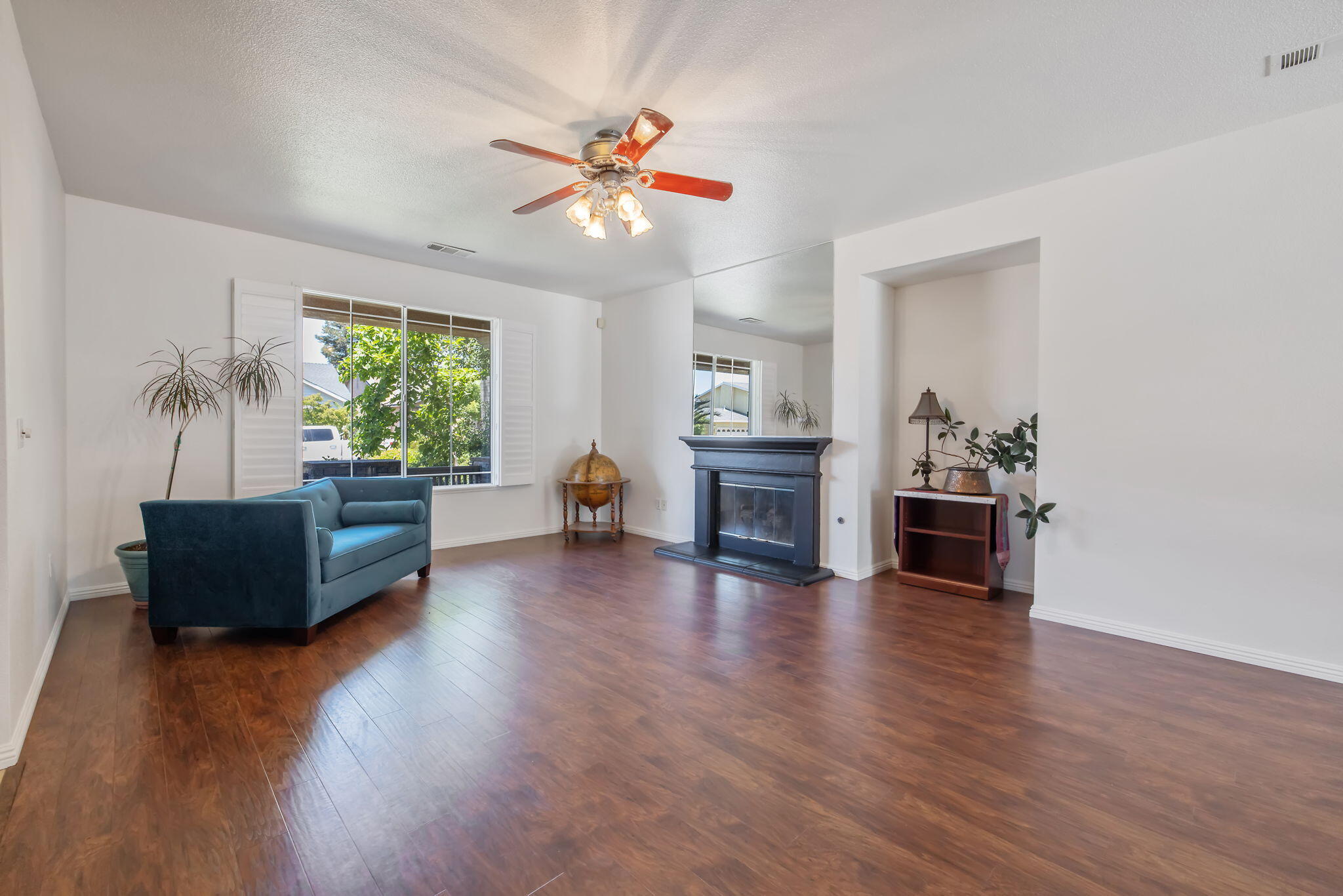 1156 Joy Ct, Exeter, CA 93221