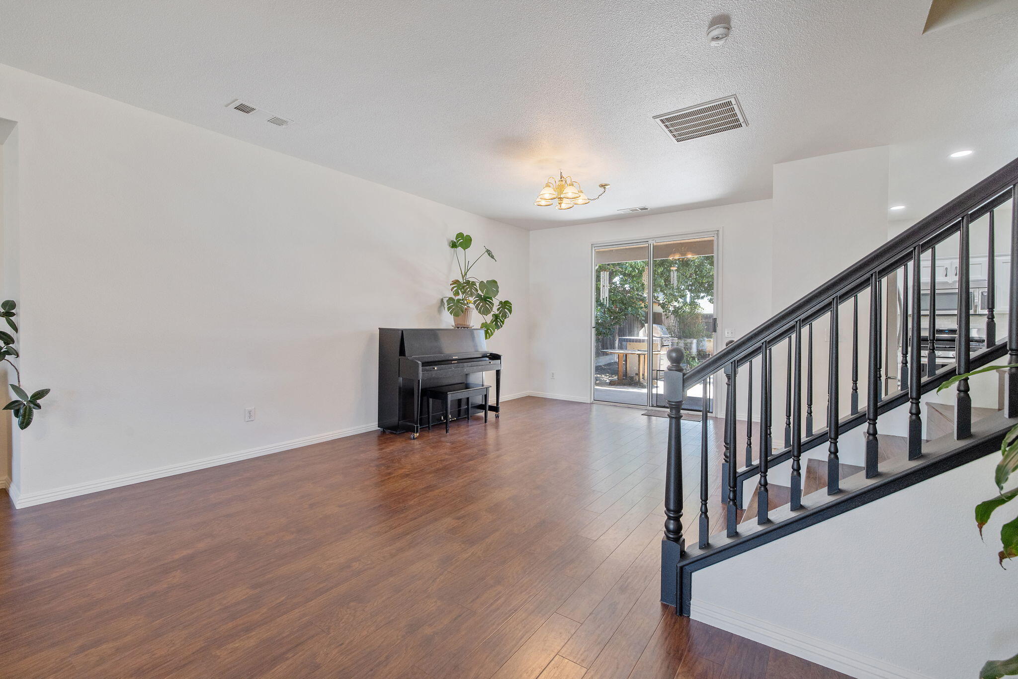 1156 Joy Ct, Exeter, CA 93221