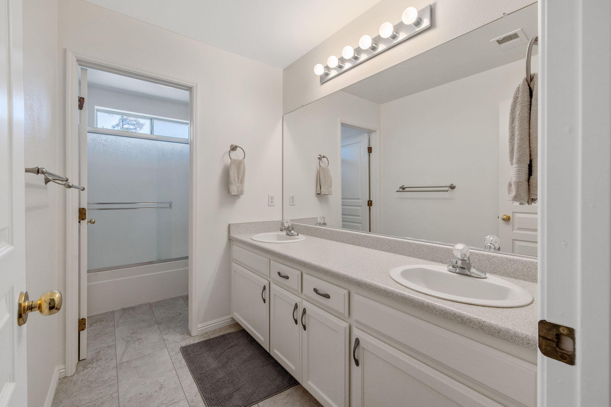 1156 Joy Ct, Exeter, CA 93221