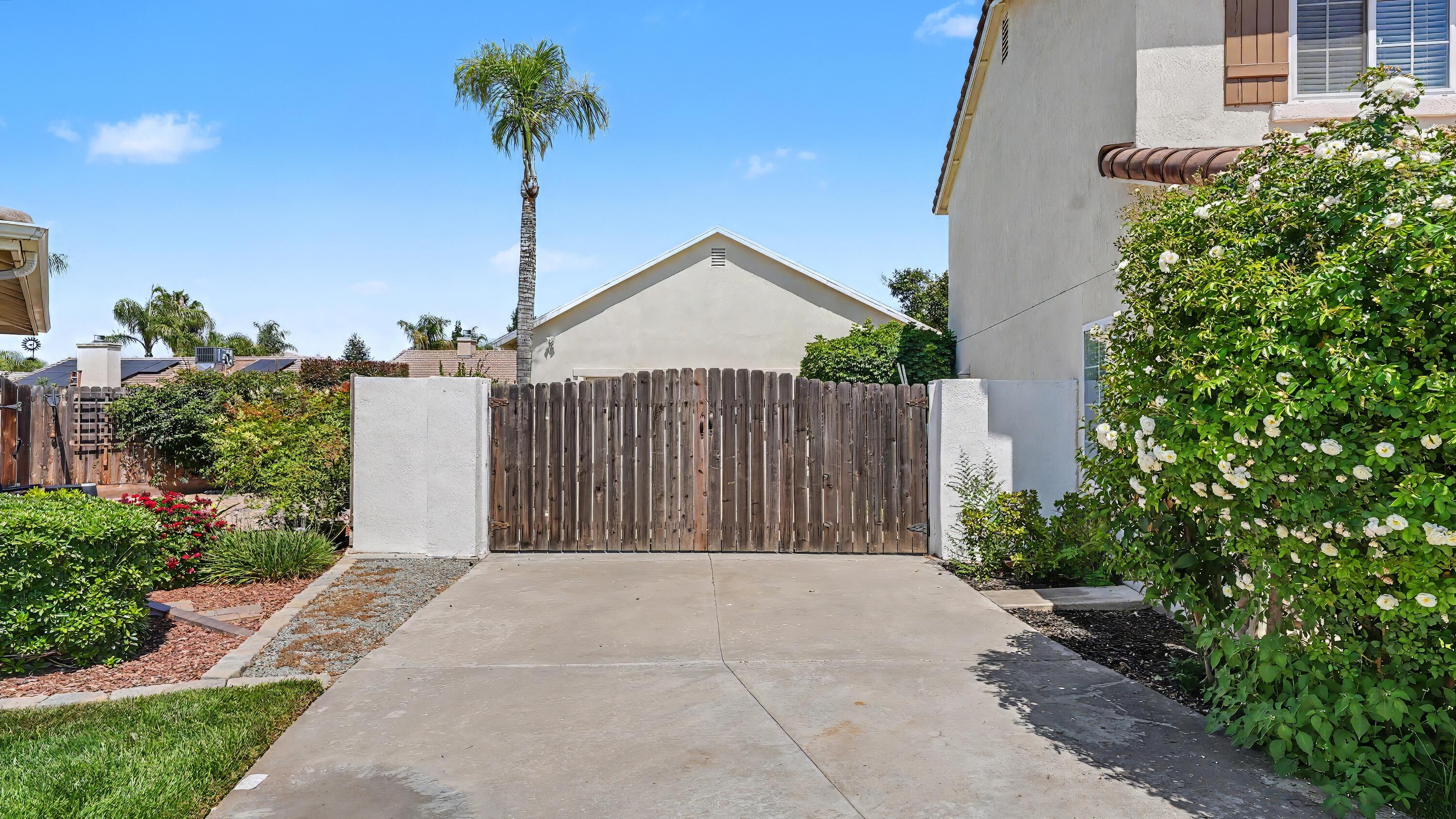 1354 N Belmont St, Porterville, CA 93257