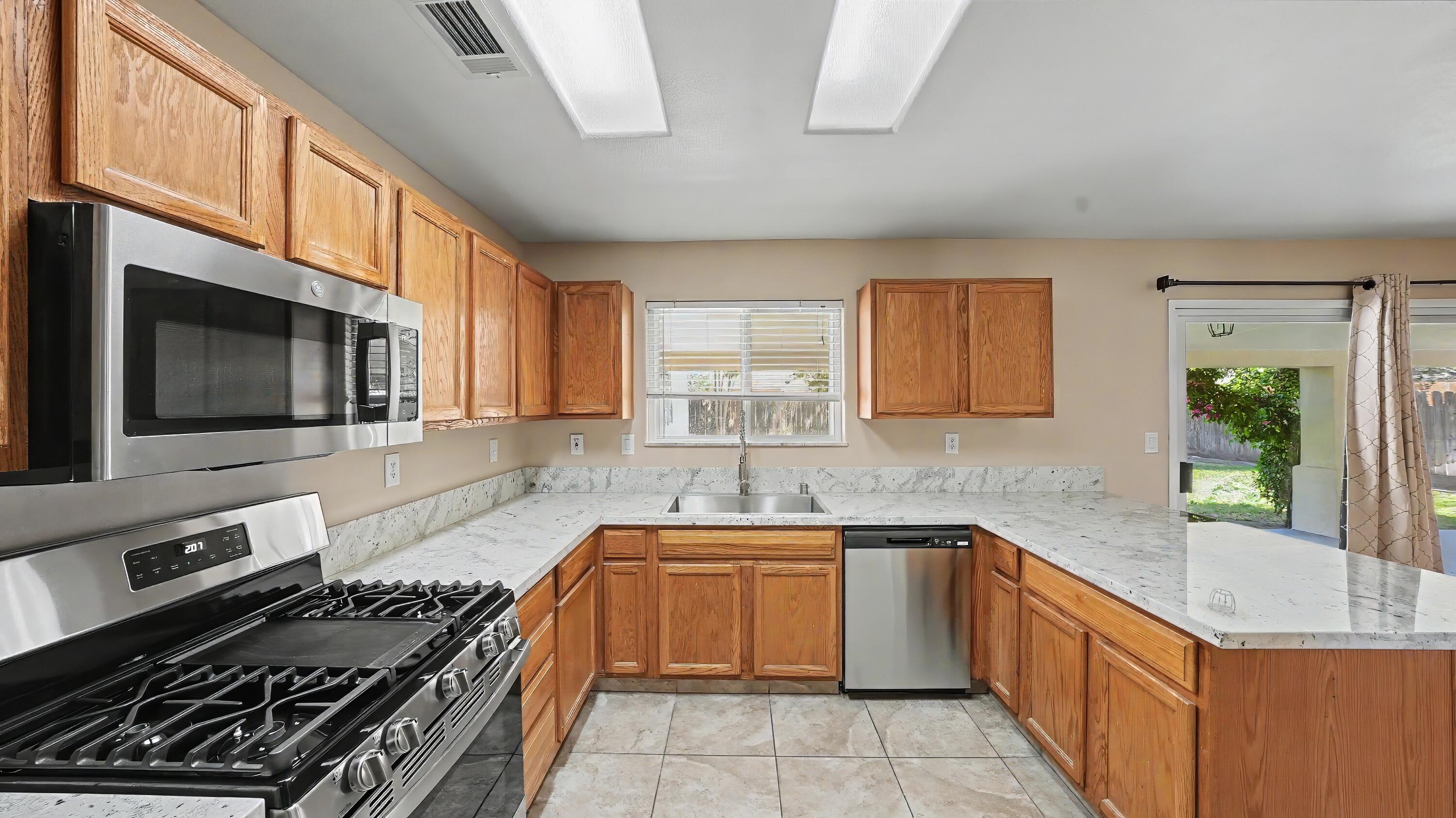 1354 N Belmont St, Porterville, CA 93257