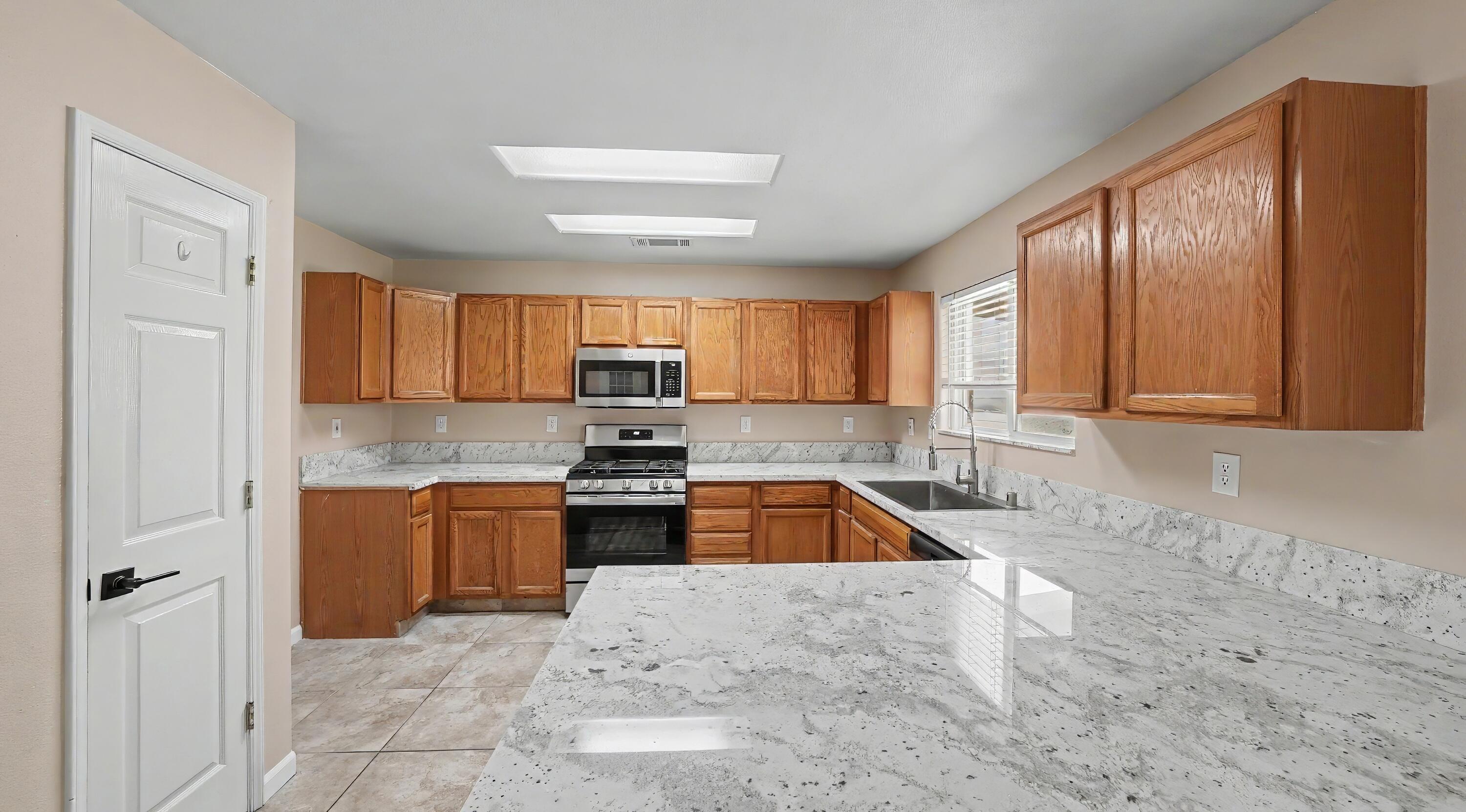 1354 N Belmont St, Porterville, CA 93257