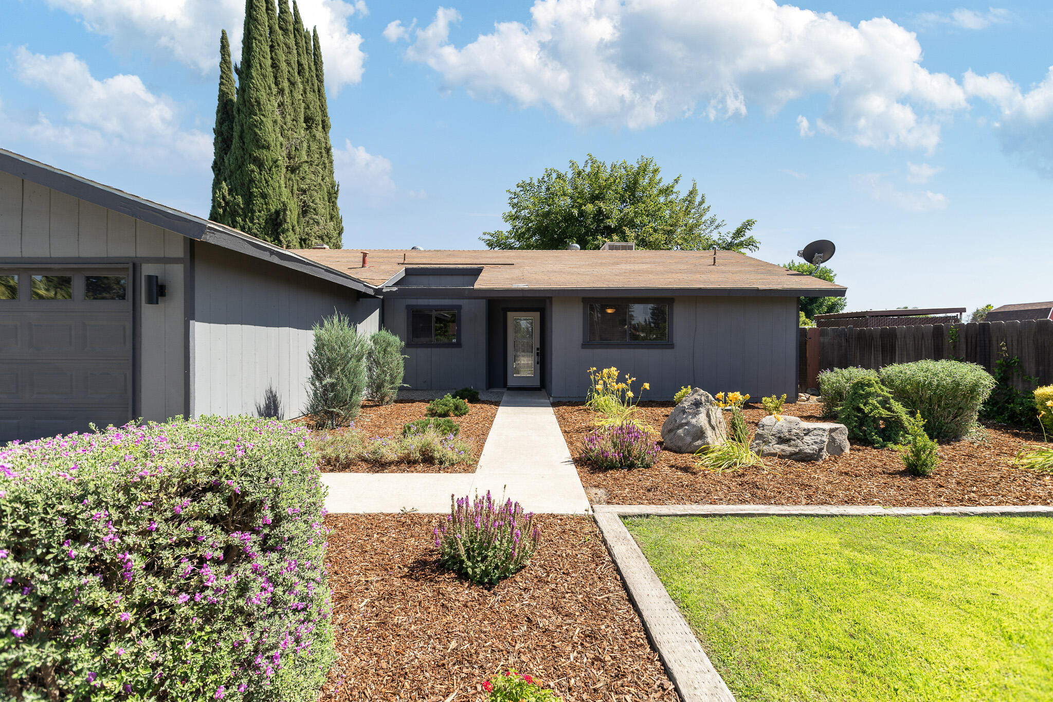 5445 W Harter Ave, Visalia, CA 93277
