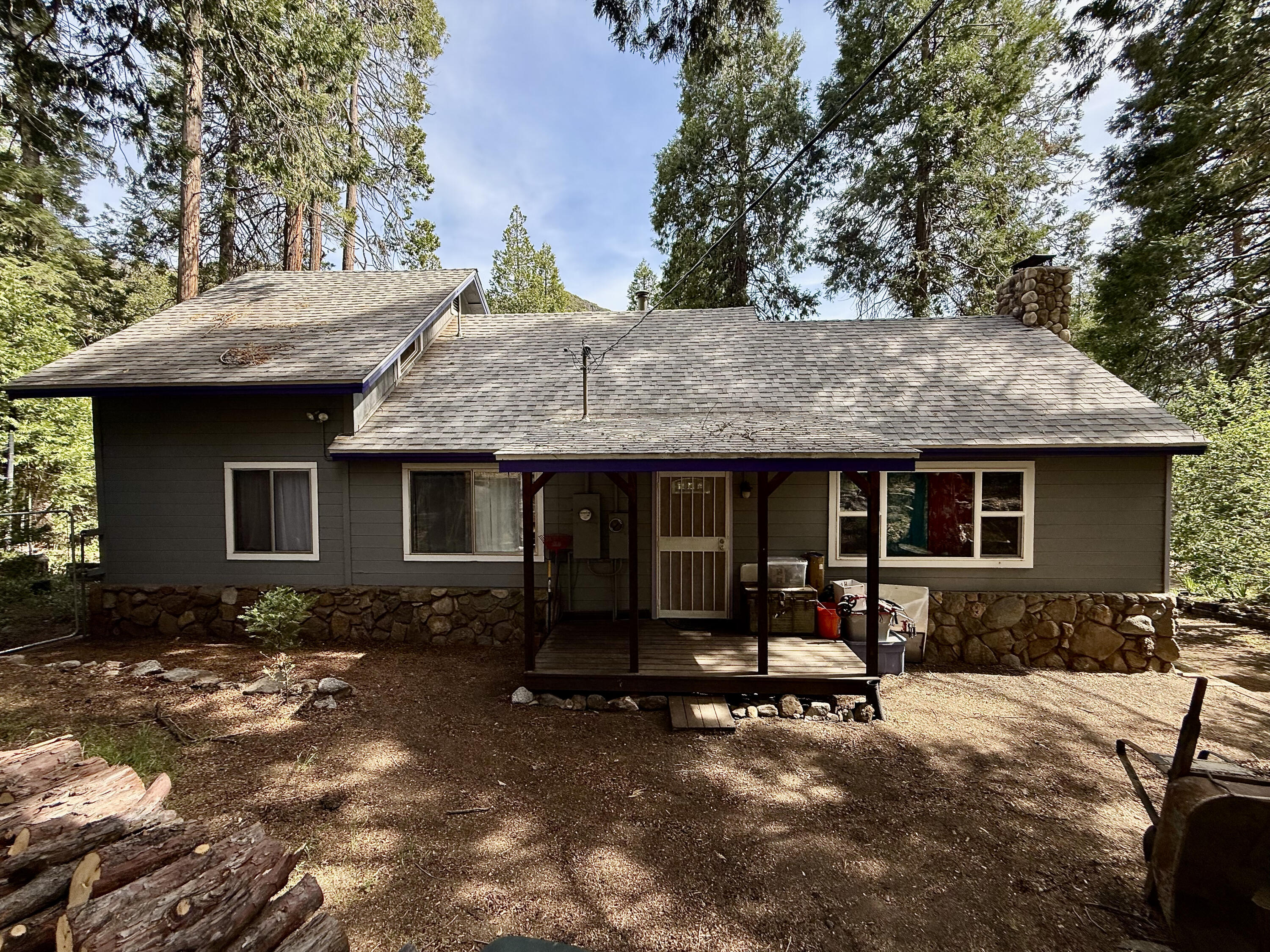 1883 James Dr, Springville, CA 93265