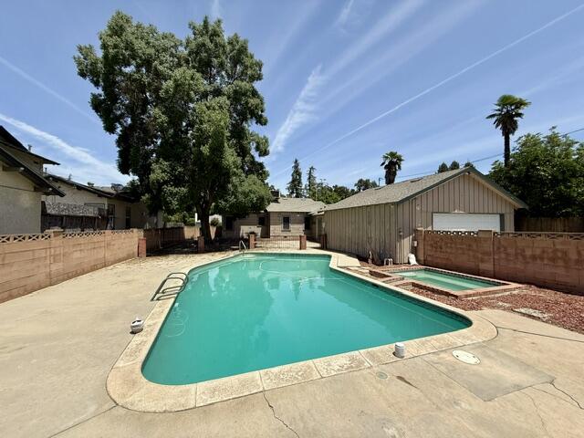 1709 W Main St, Visalia, CA 93291