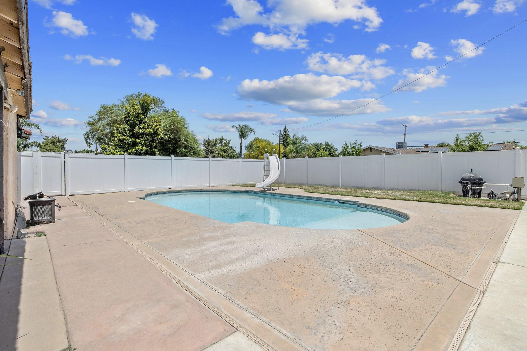 700 W Pine St, Exeter, CA 93221