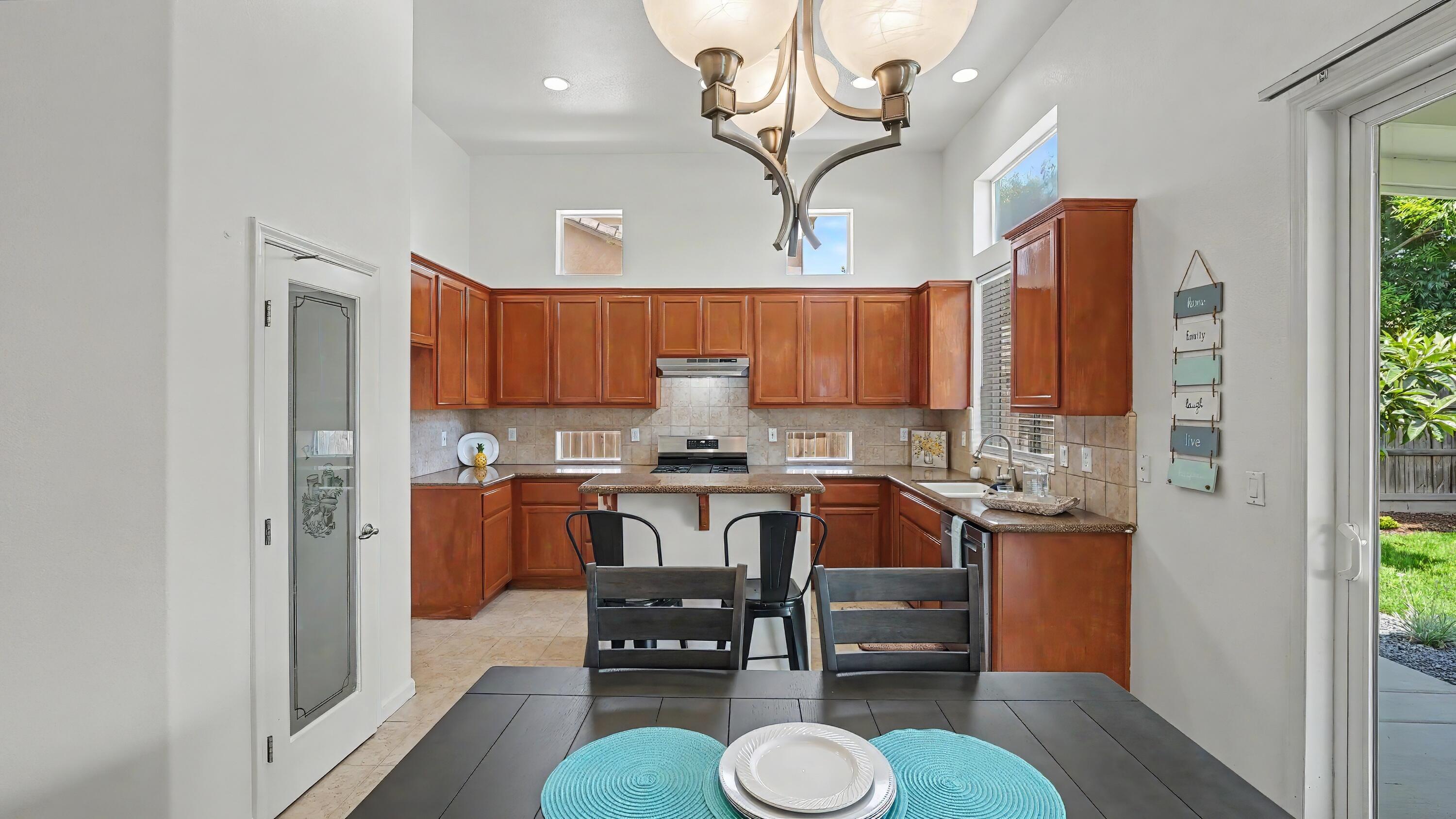 4212 W Clinton Ct, Visalia, CA 93291