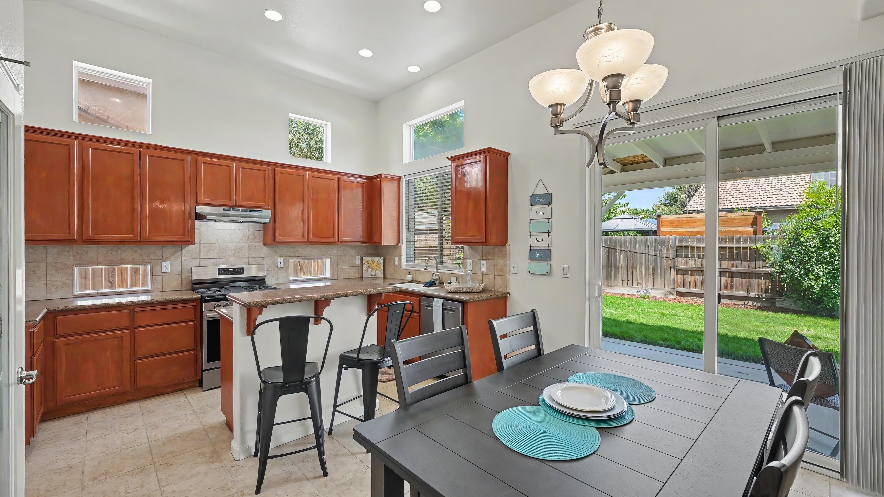 4212 W Clinton Ct, Visalia, CA 93291