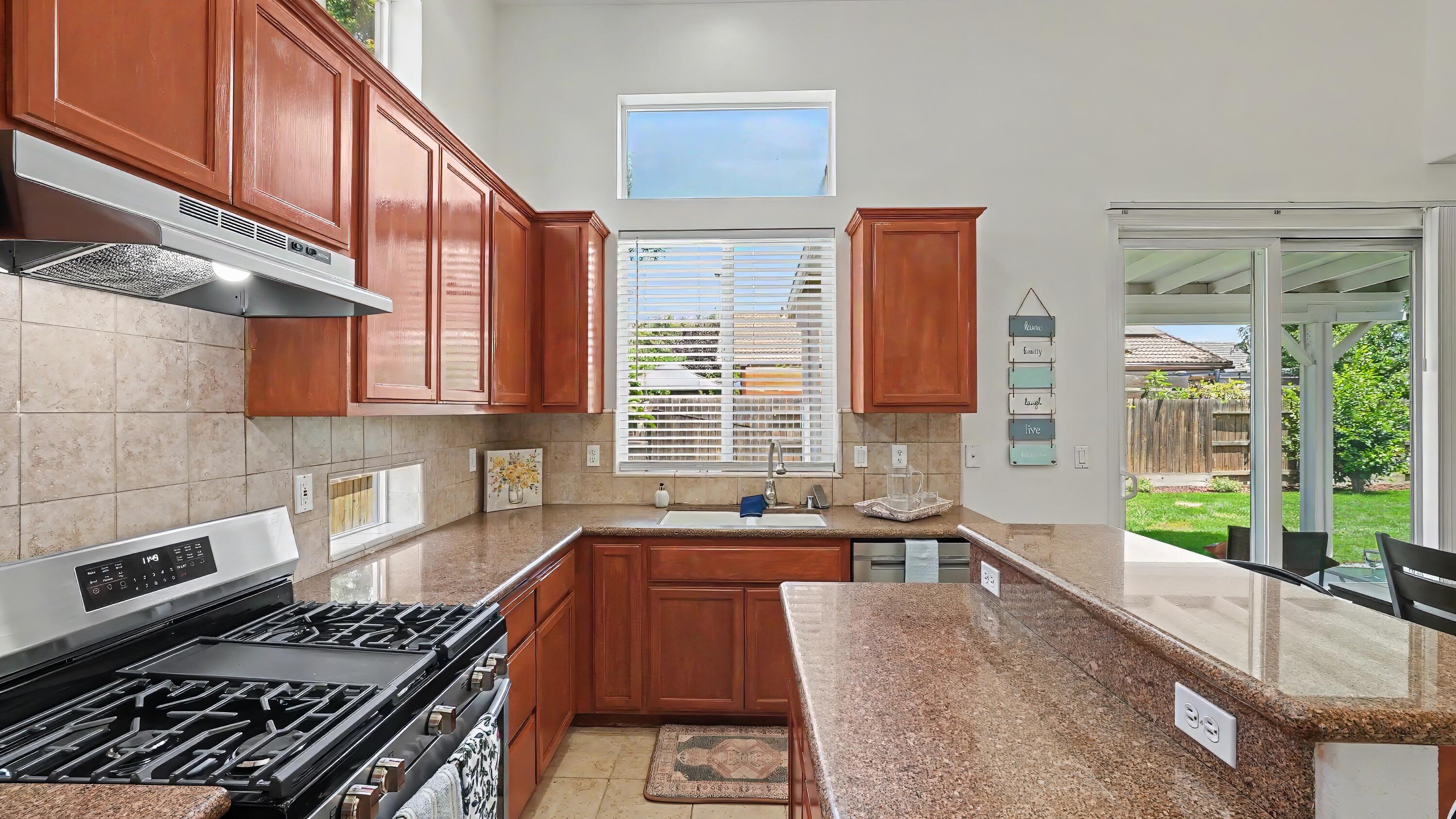 4212 W Clinton Ct, Visalia, CA 93291