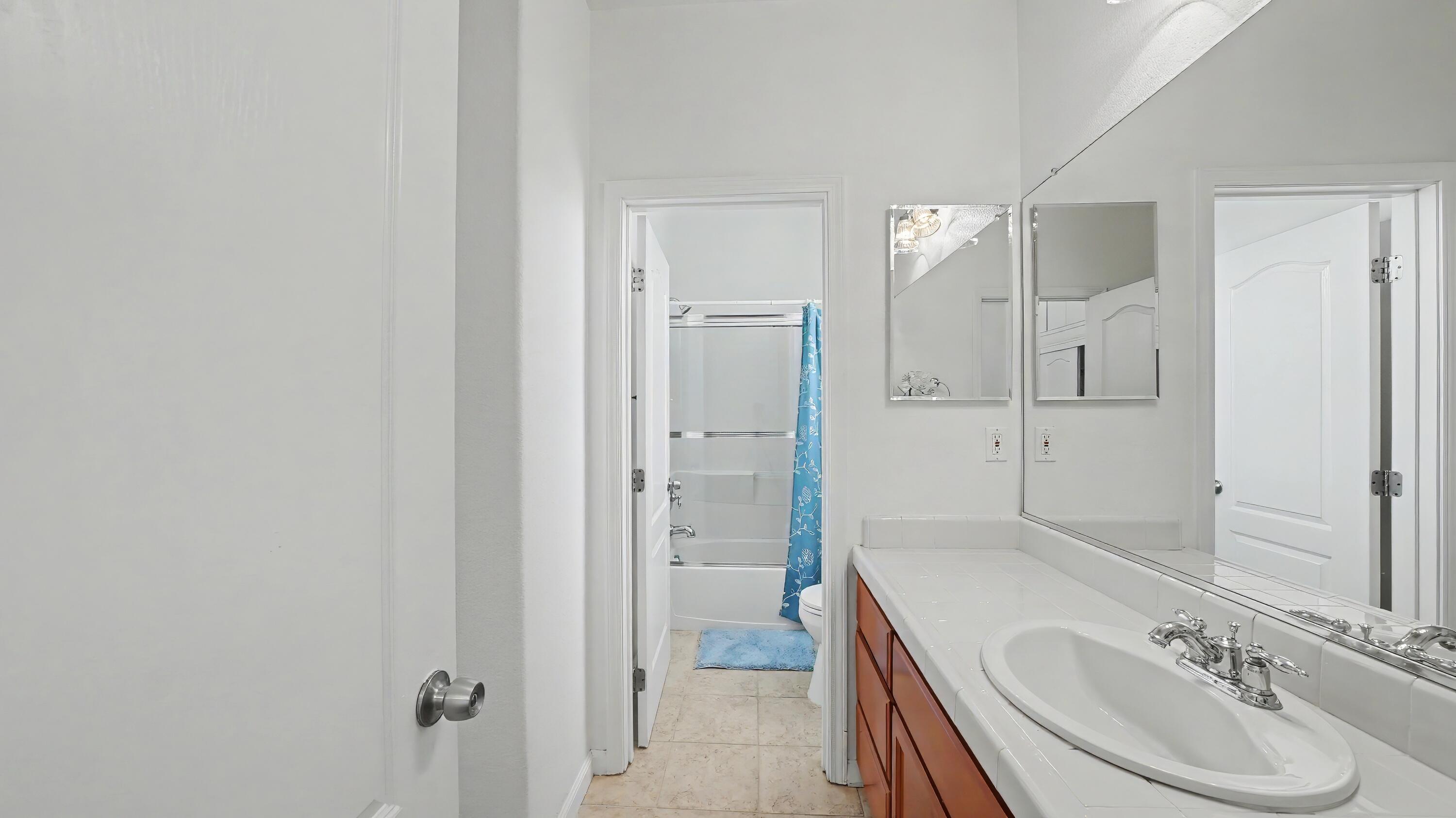 4212 W Clinton Ct, Visalia, CA 93291