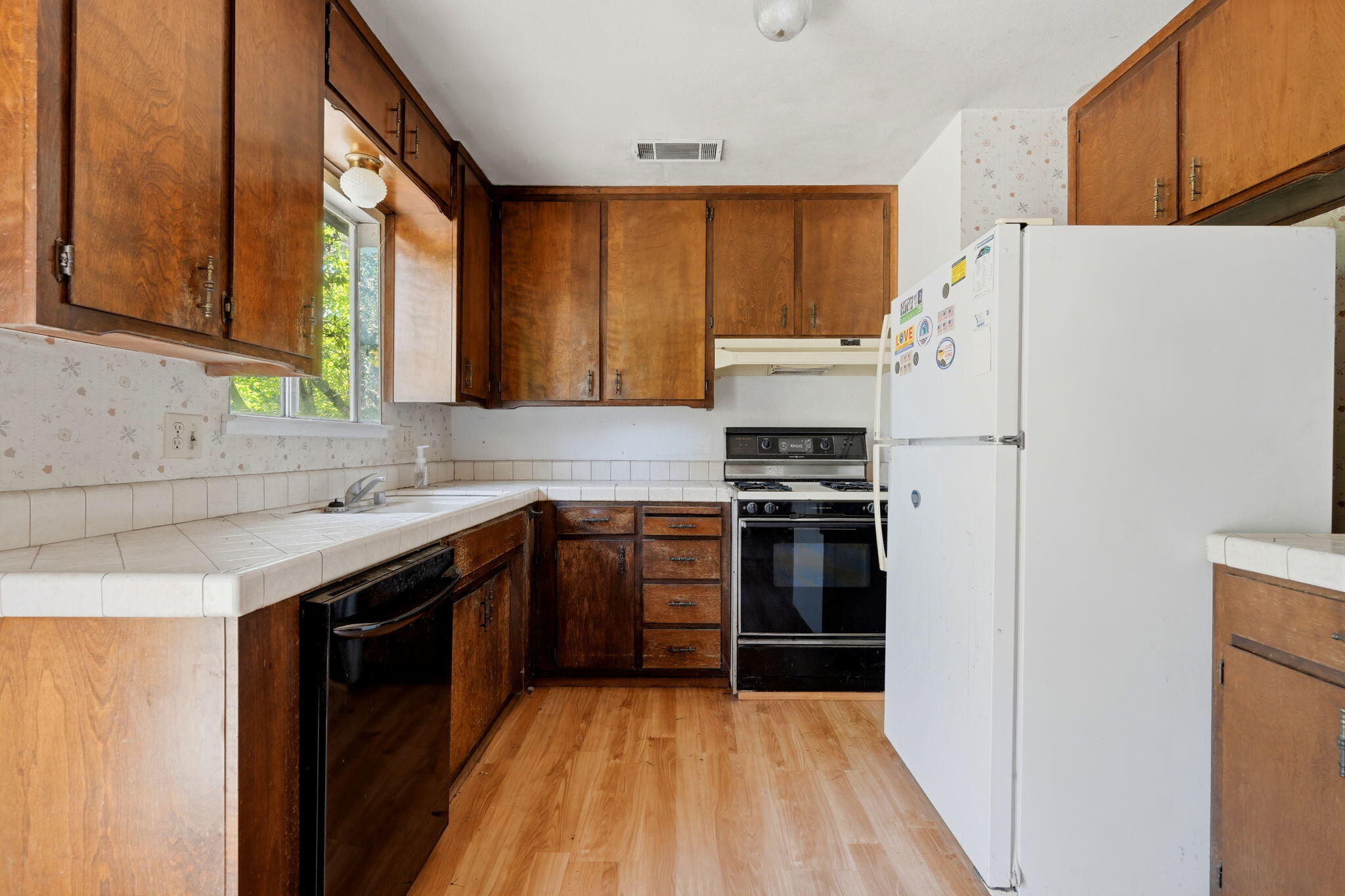 1924 S Tipton Ct, Visalia, CA 93292