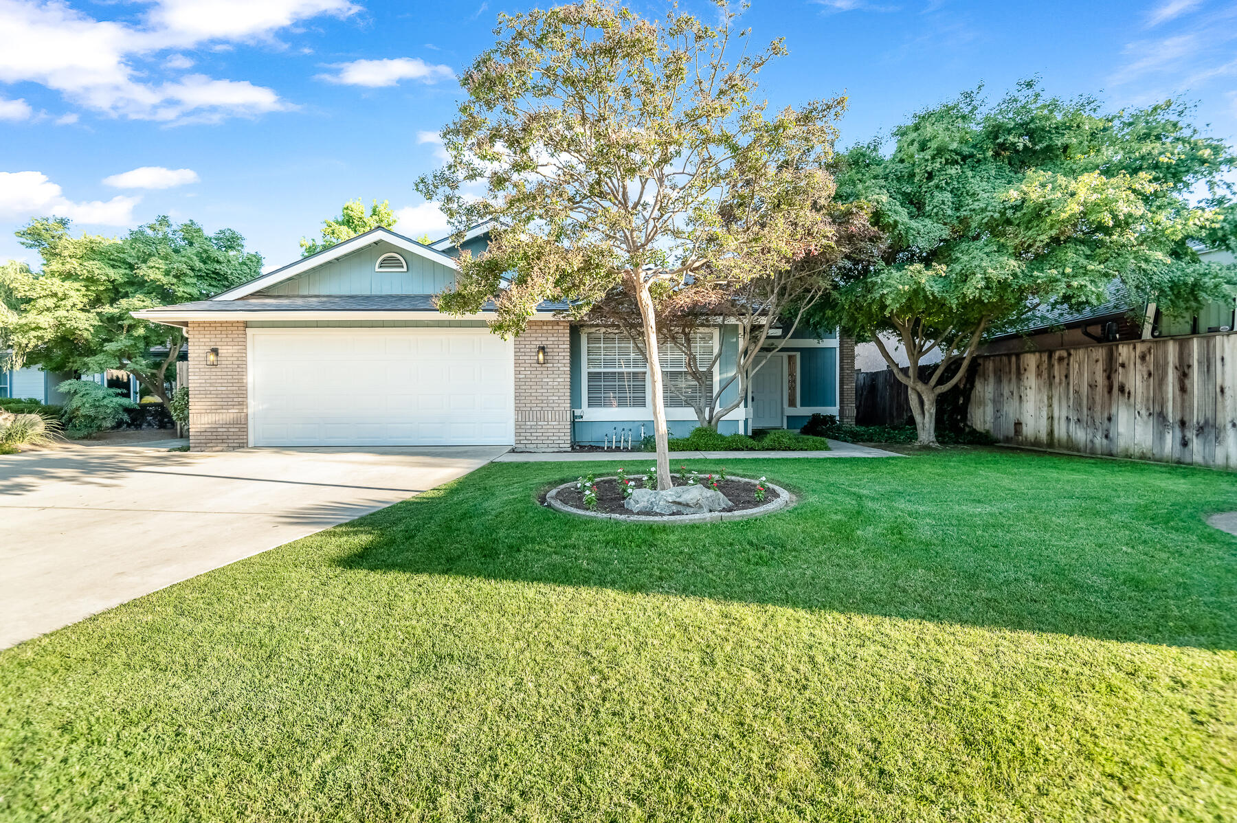 5833 W Paradise Ave, Visalia, CA 93277