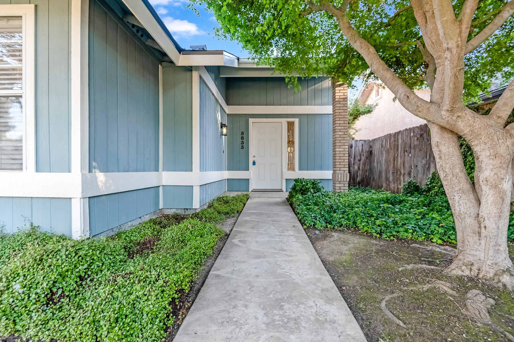 5833 W Paradise Ave, Visalia, CA 93277