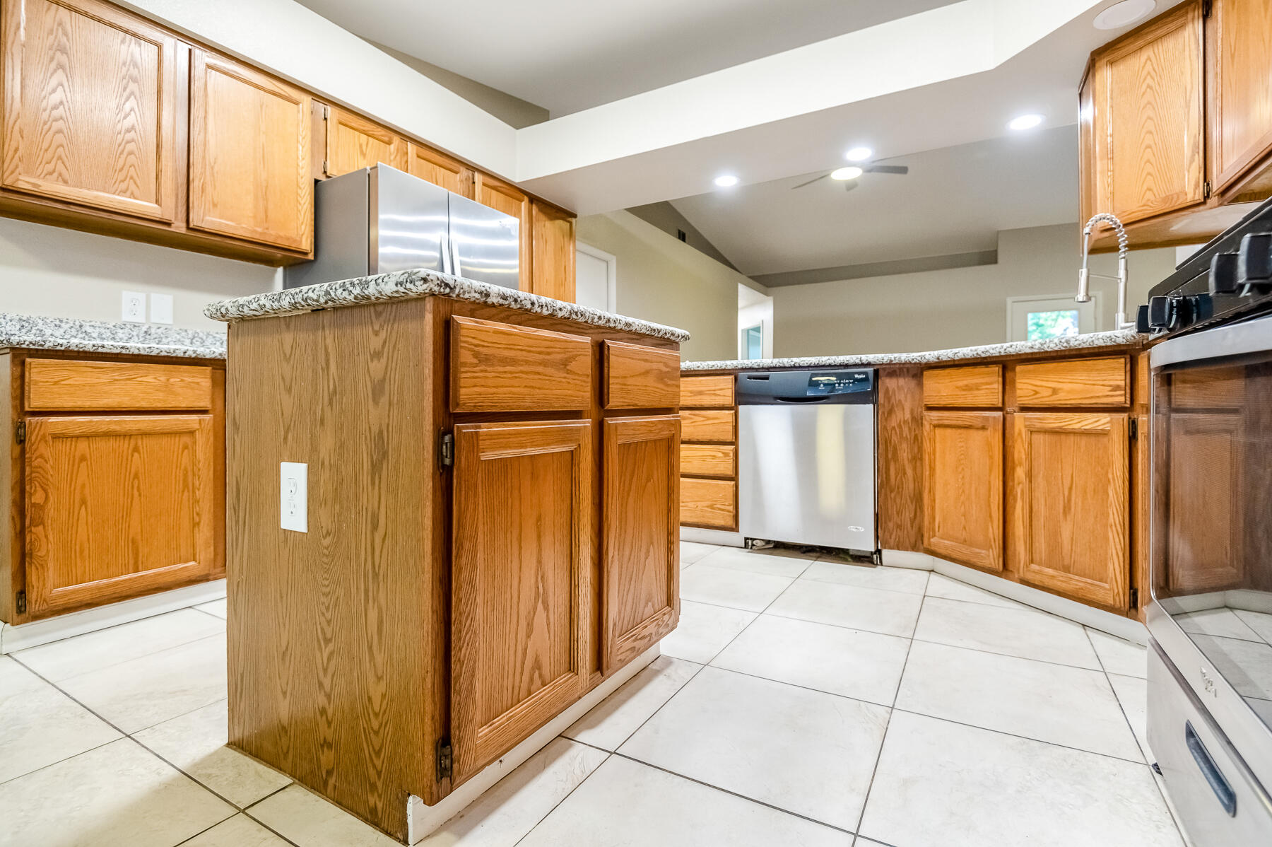 5833 W Paradise Ave, Visalia, CA 93277
