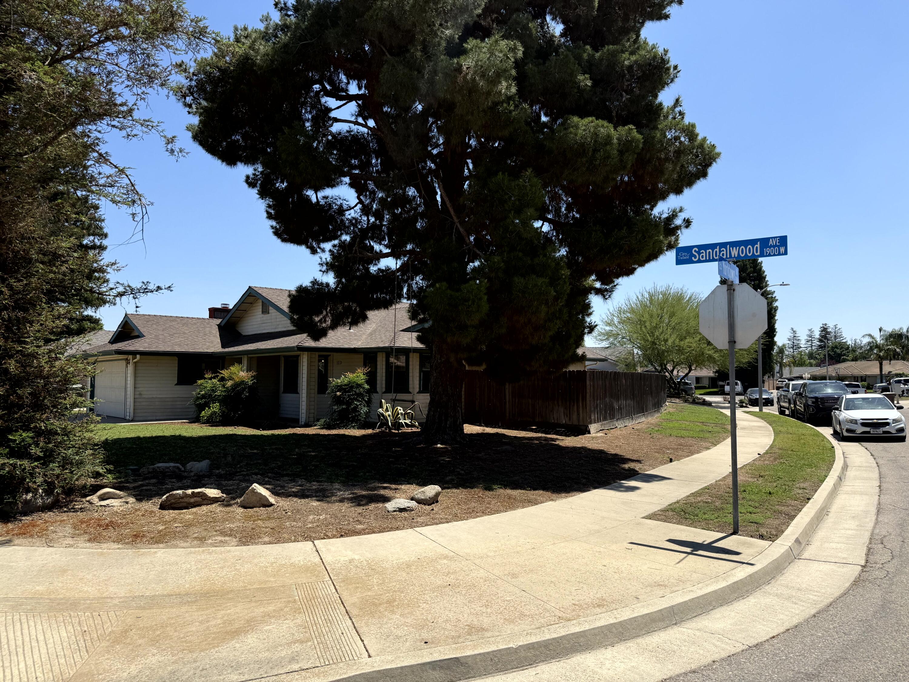 1923 E Sandalwood Ave, Tulare, CA 93274