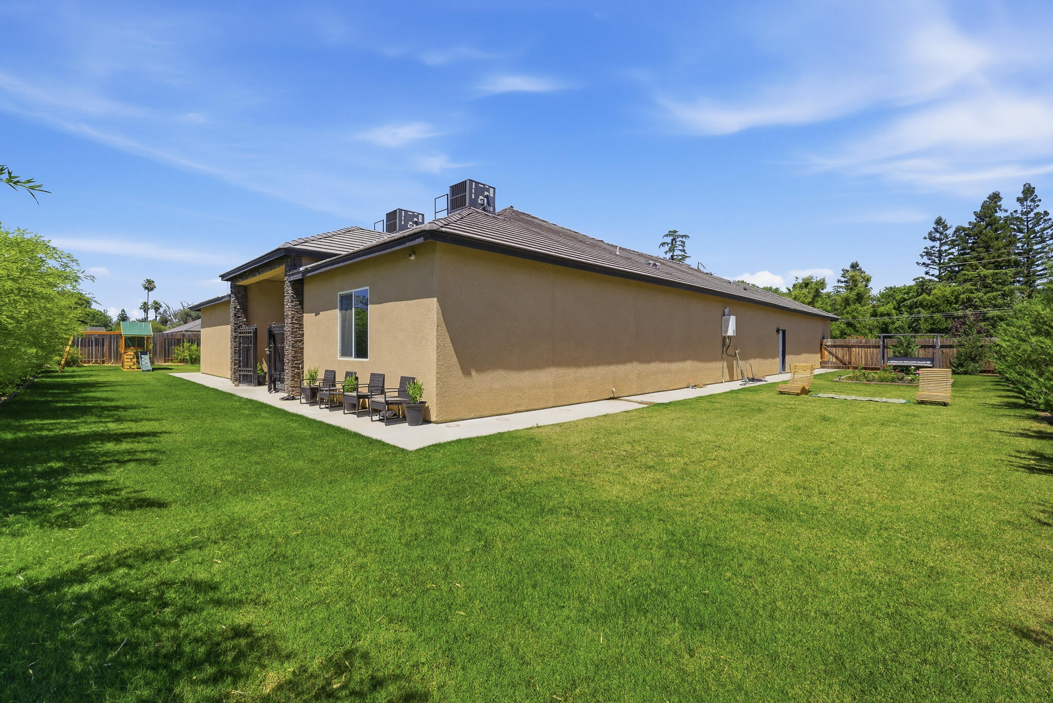 2308 S Minnewawa Ave, Fresno, CA 93727