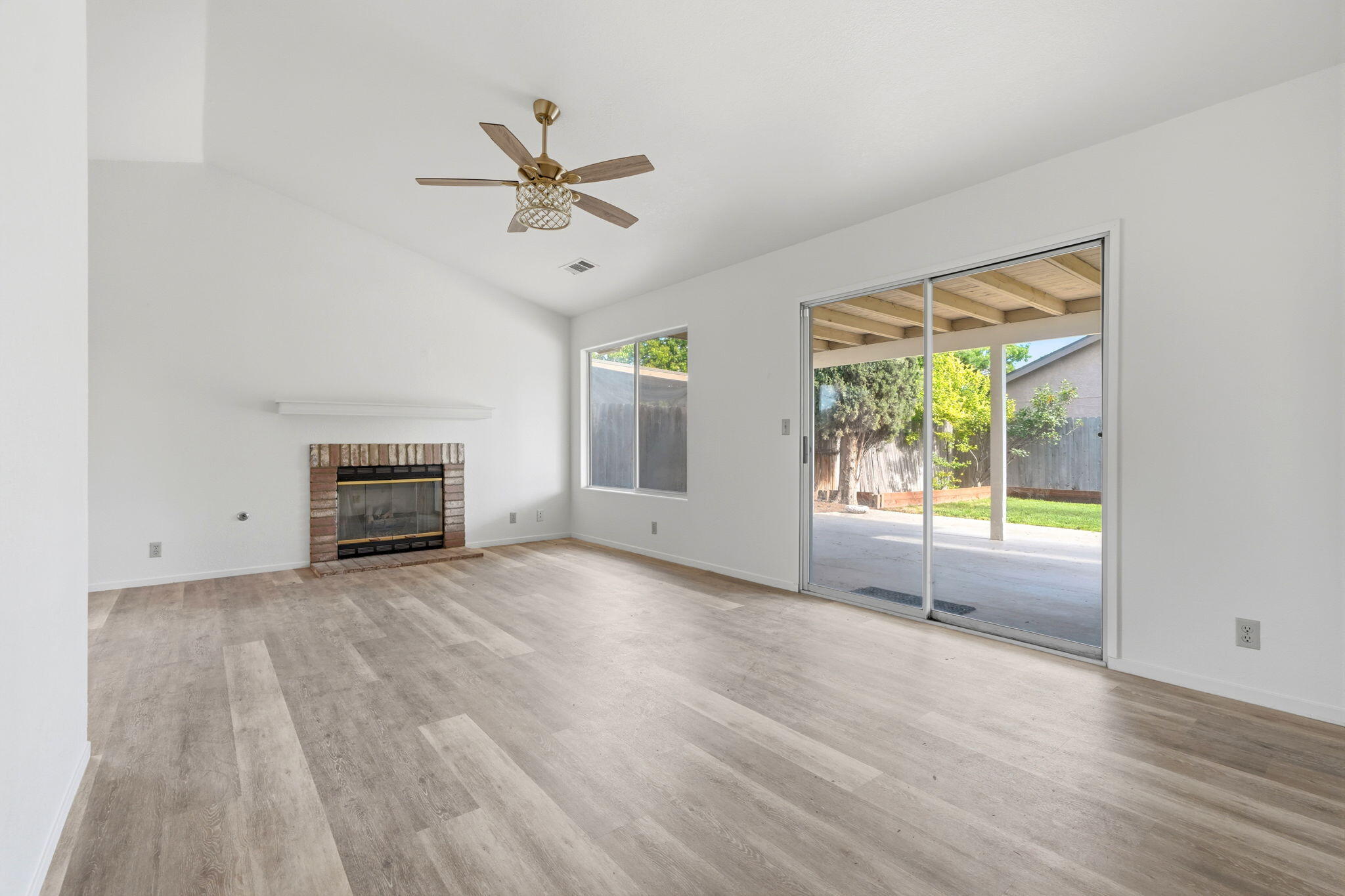 1215 Bentley Dr, Corcoran, CA 93212