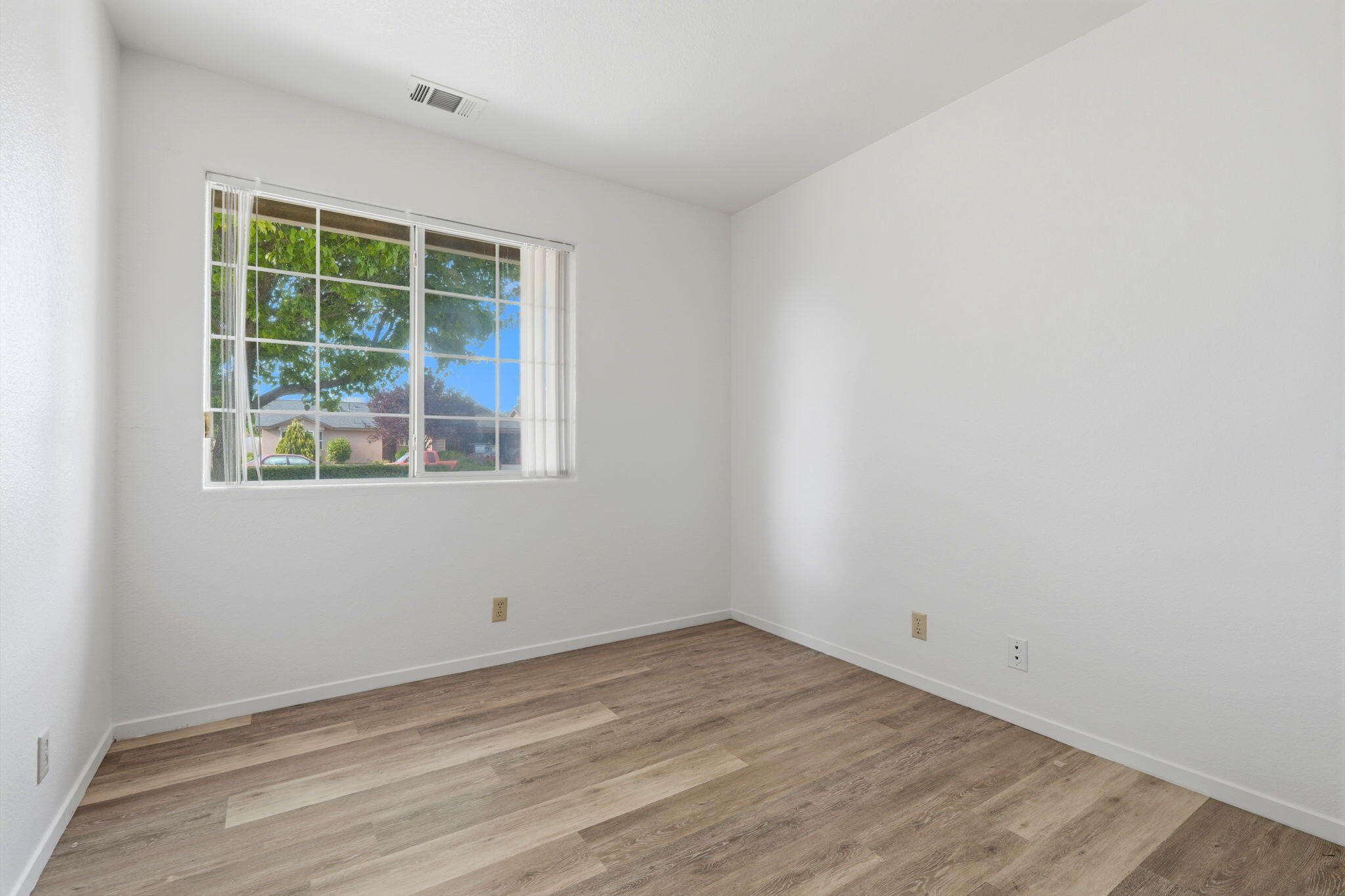 1215 Bentley Dr, Corcoran, CA 93212