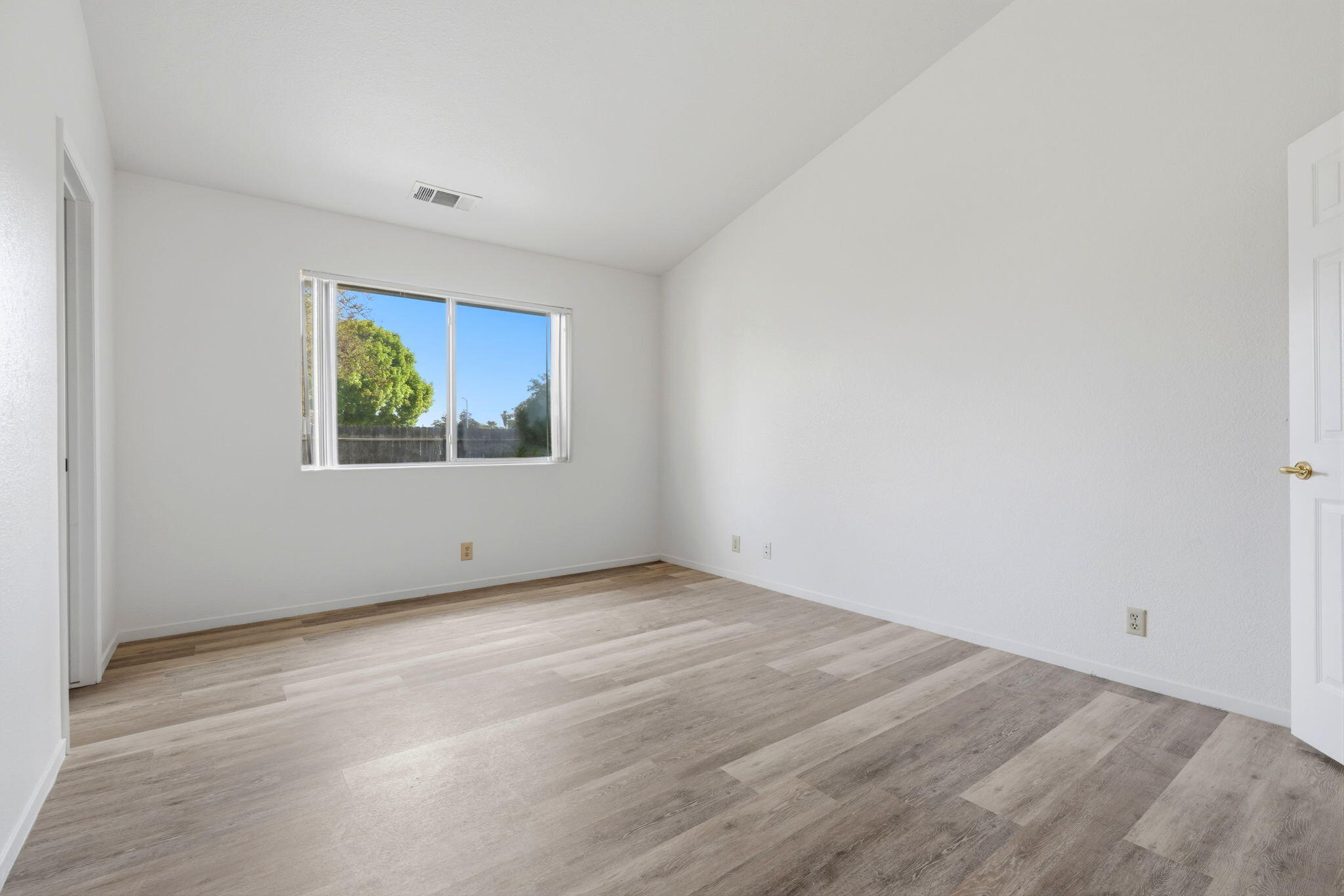 1215 Bentley Dr, Corcoran, CA 93212