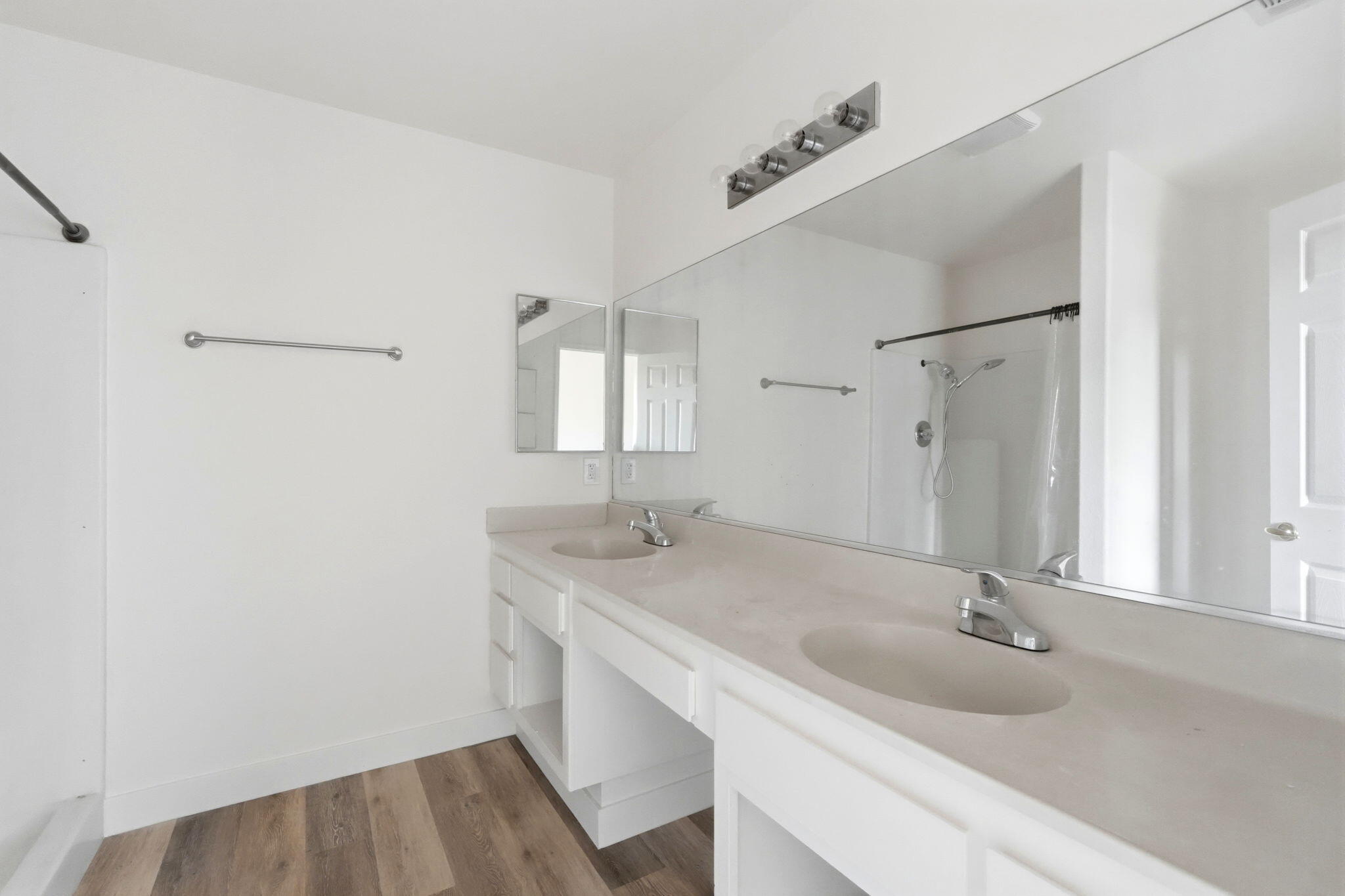 1215 Bentley Dr, Corcoran, CA 93212