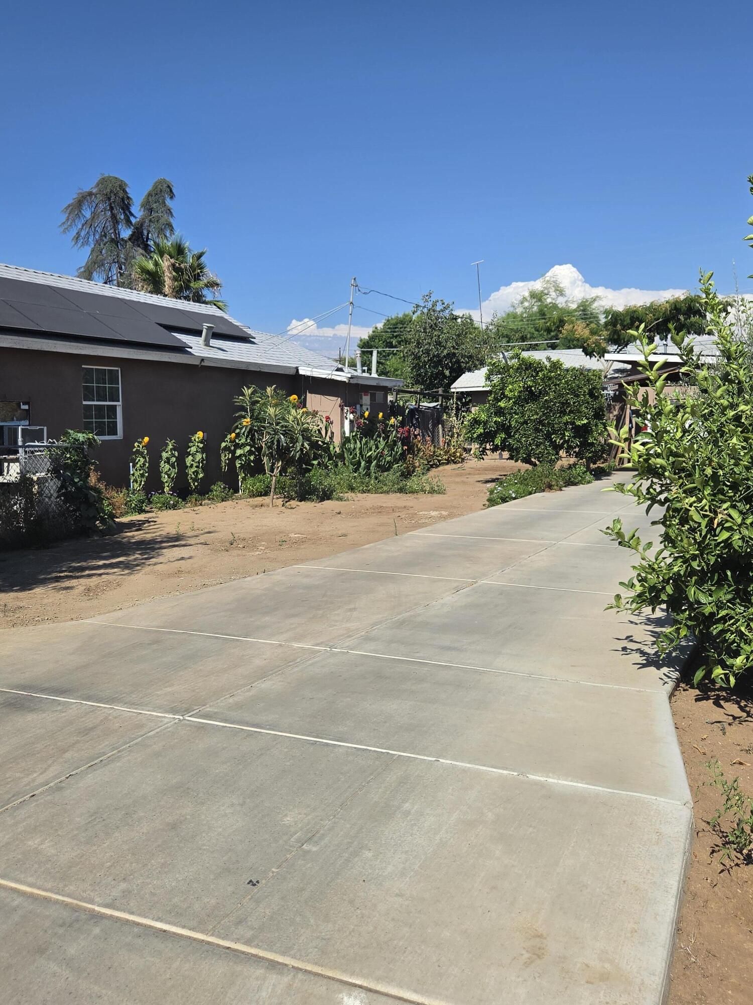 1124 S 1st Ave, Dinuba, CA 93618