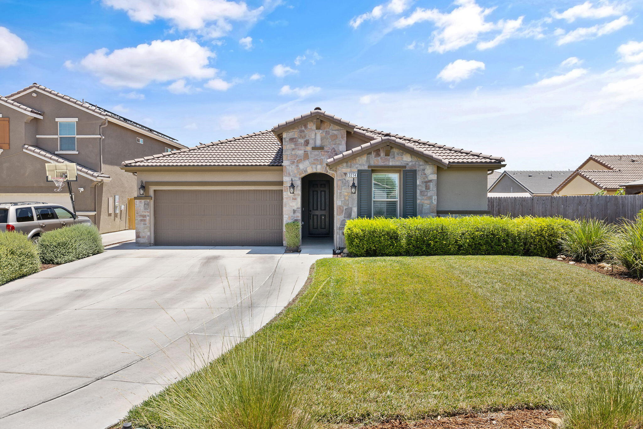 3214 N Hall Ct, Visalia, CA 93291