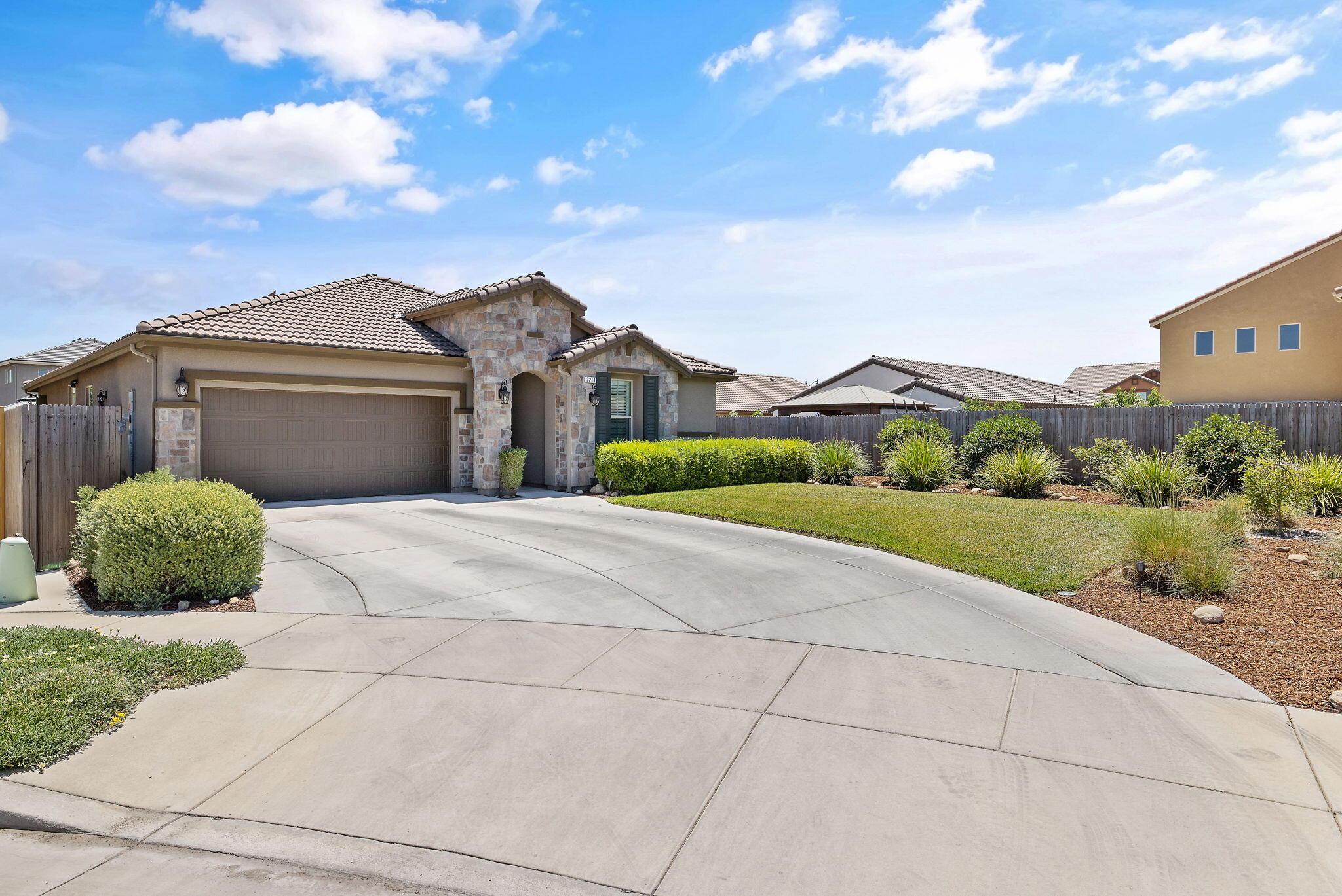 3214 N Hall Ct, Visalia, CA 93291