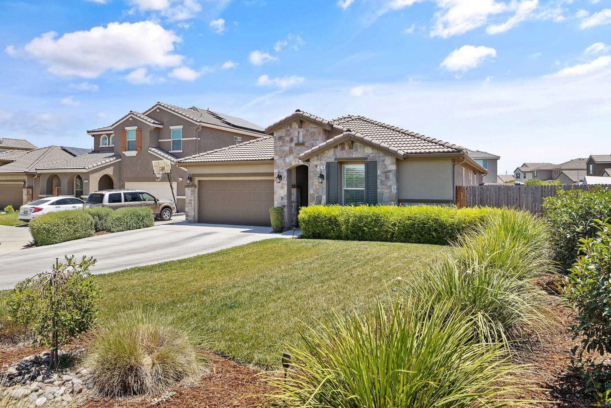 3214 N Hall Ct, Visalia, CA 93291