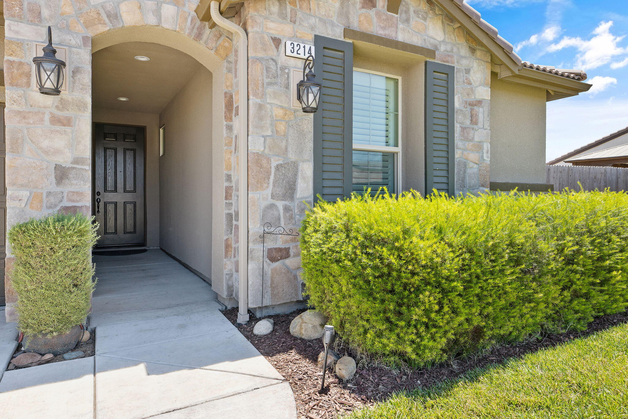 3214 N Hall Ct, Visalia, CA 93291