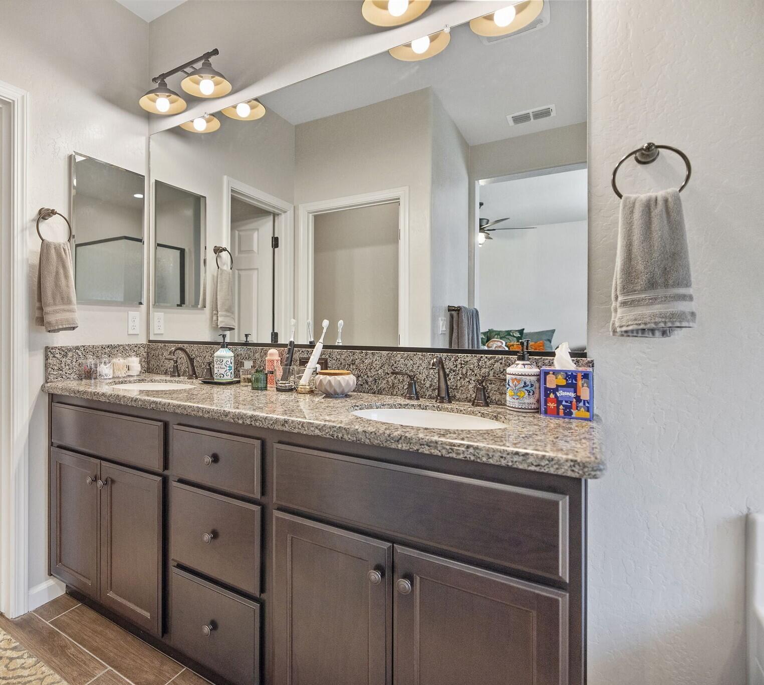 3214 N Hall Ct, Visalia, CA 93291