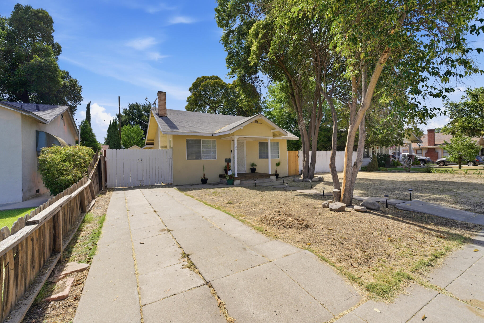 723 S Locust St, Visalia, CA 93277