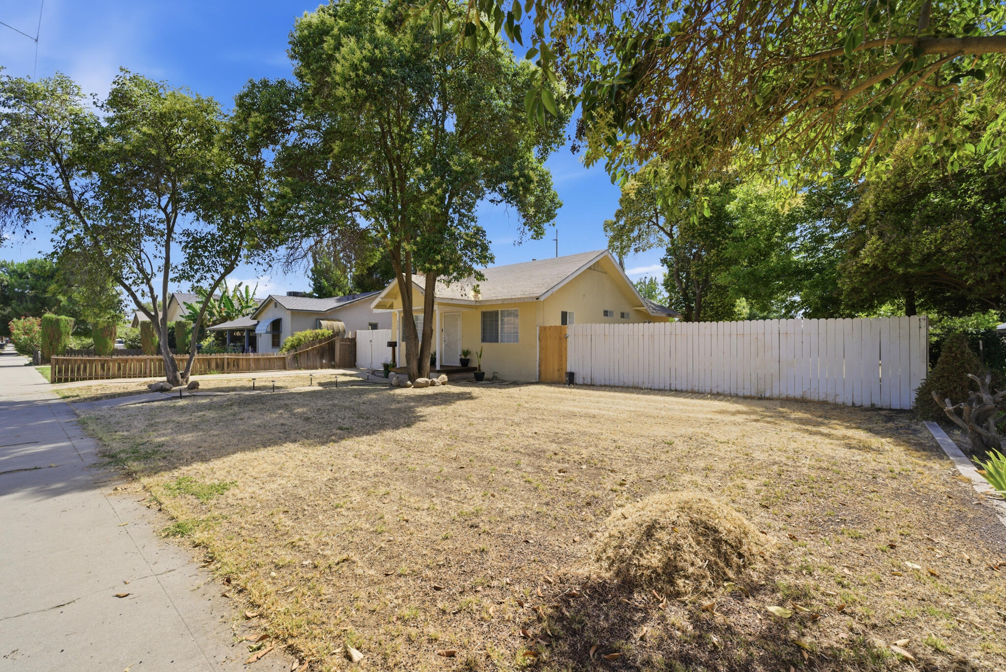 723 S Locust St, Visalia, CA 93277