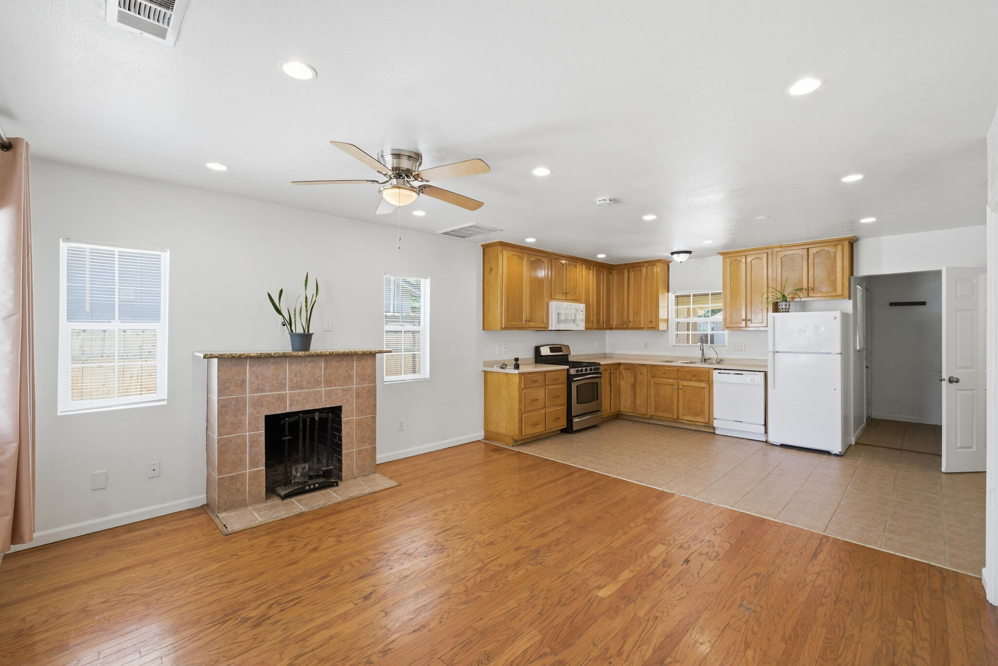 723 S Locust St, Visalia, CA 93277