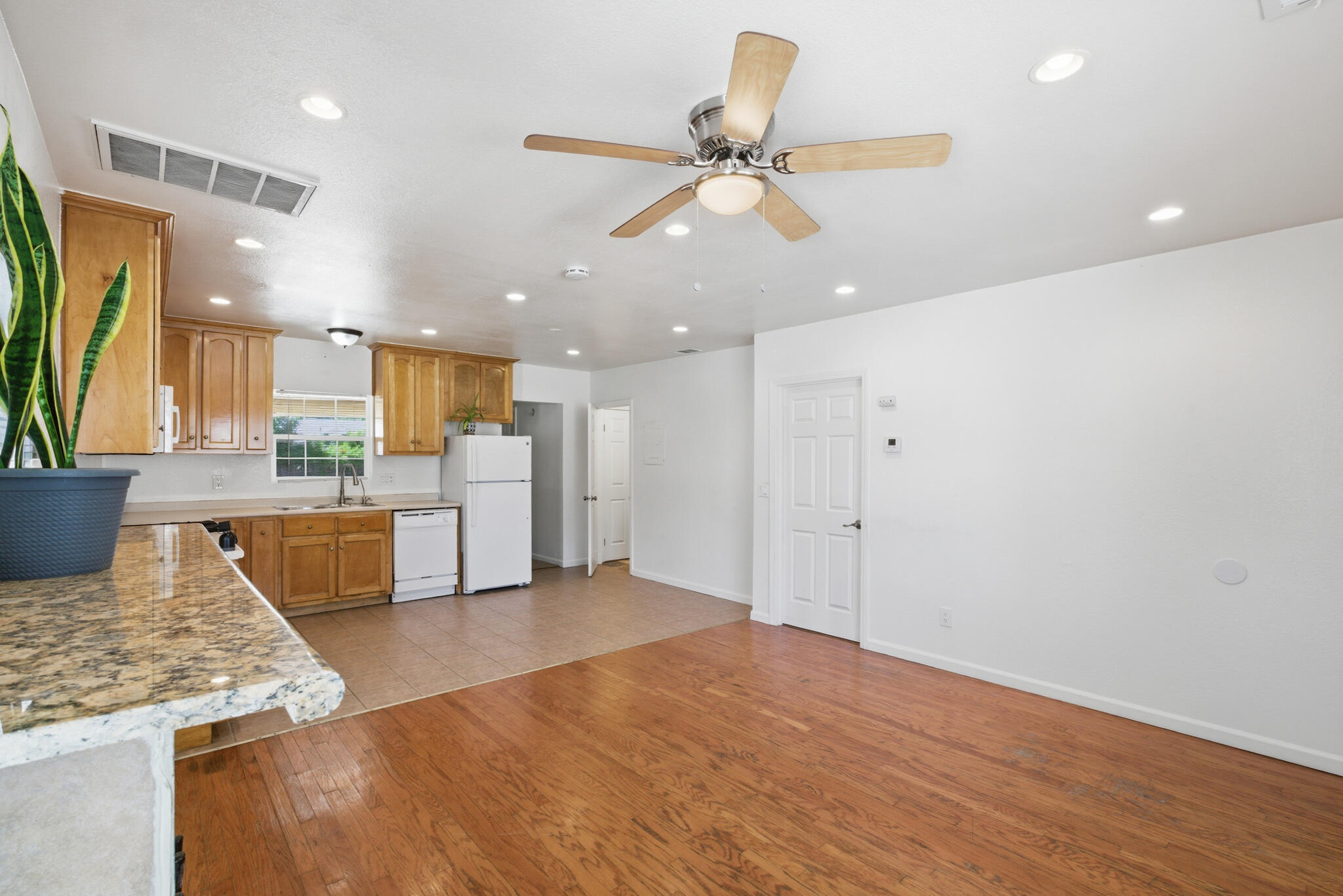 723 S Locust St, Visalia, CA 93277