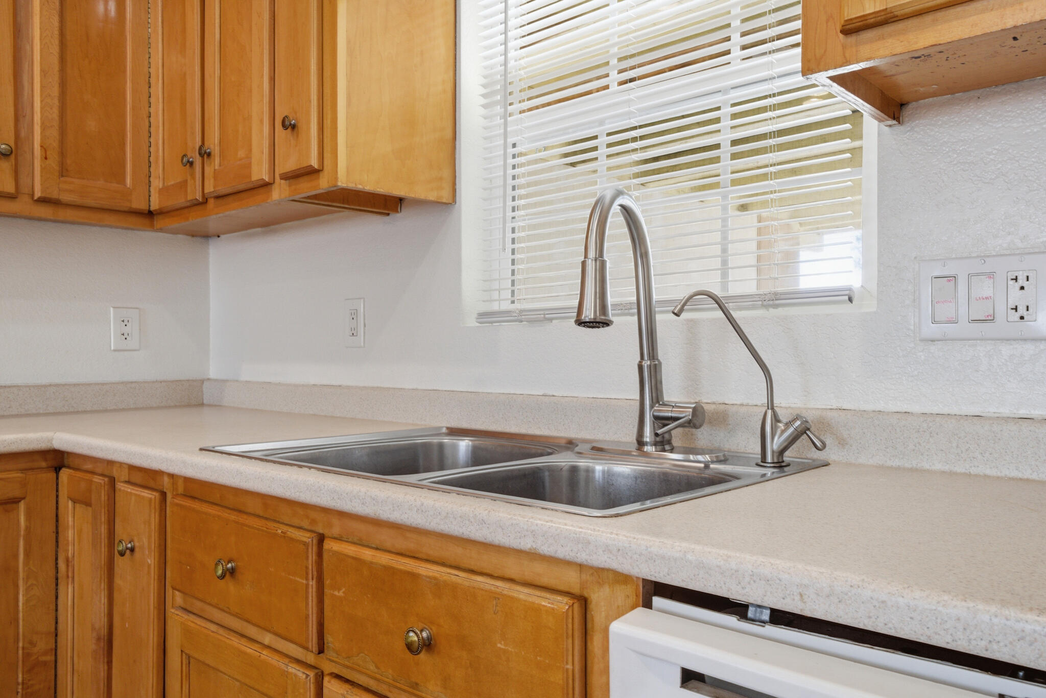 723 S Locust St, Visalia, CA 93277