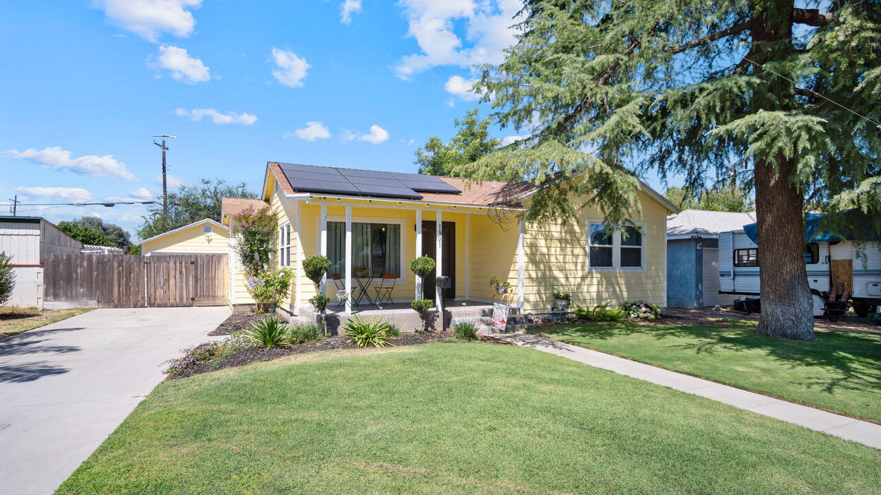 1805 W Kenmore Dr, Fresno, CA 93703