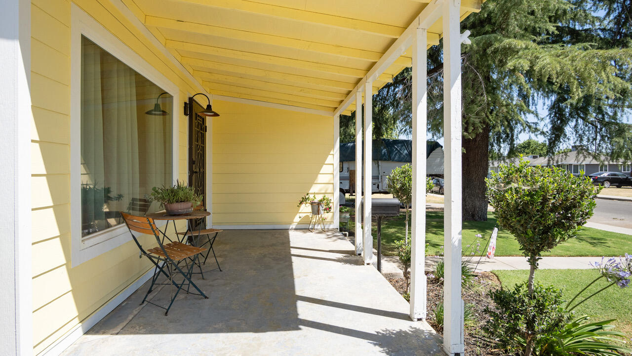 1805 W Kenmore Dr, Fresno, CA 93703