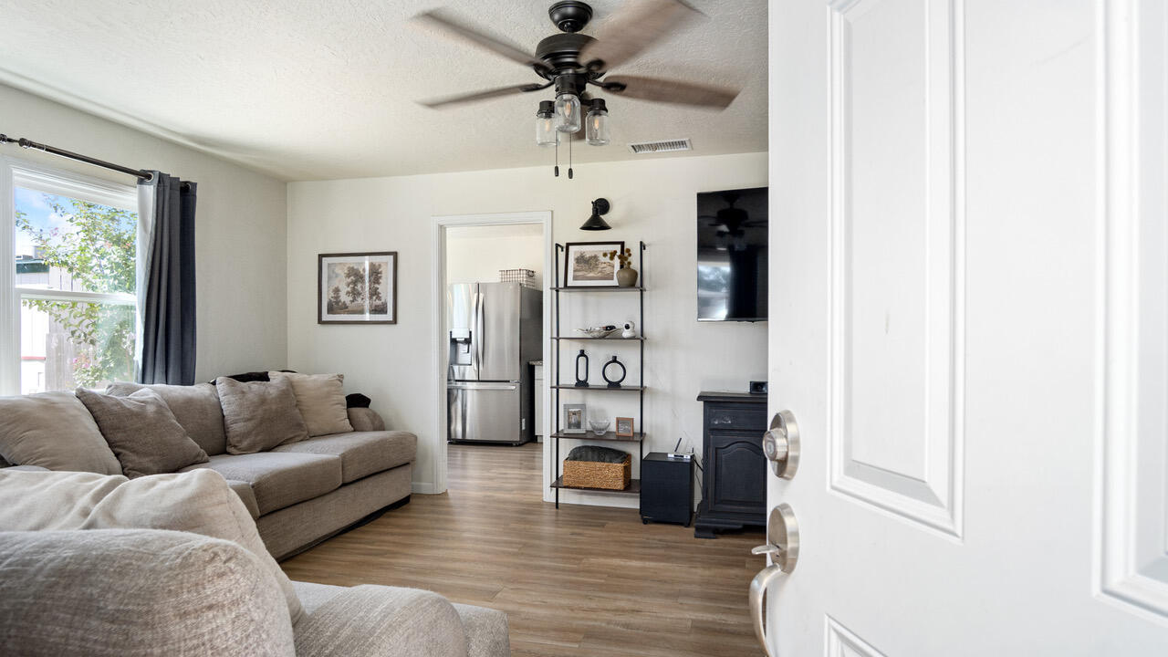 1805 W Kenmore Dr, Fresno, CA 93703