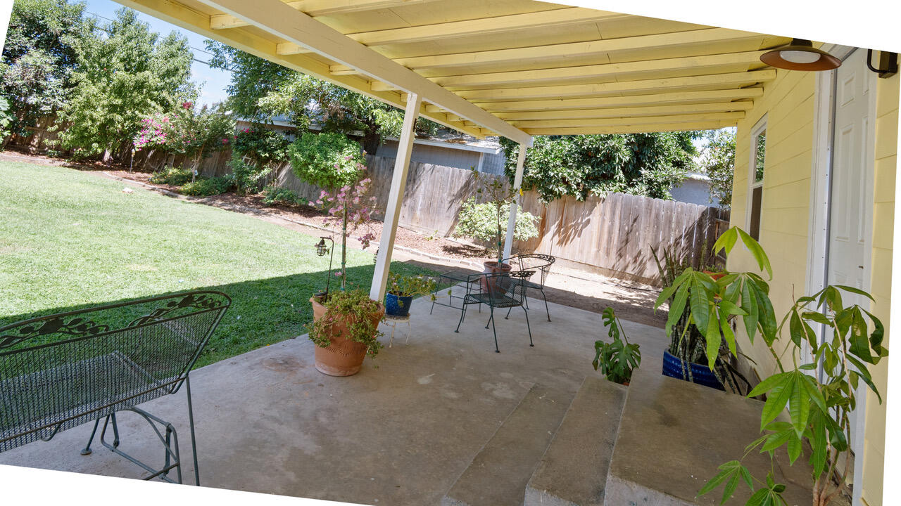 1805 W Kenmore Dr, Fresno, CA 93703