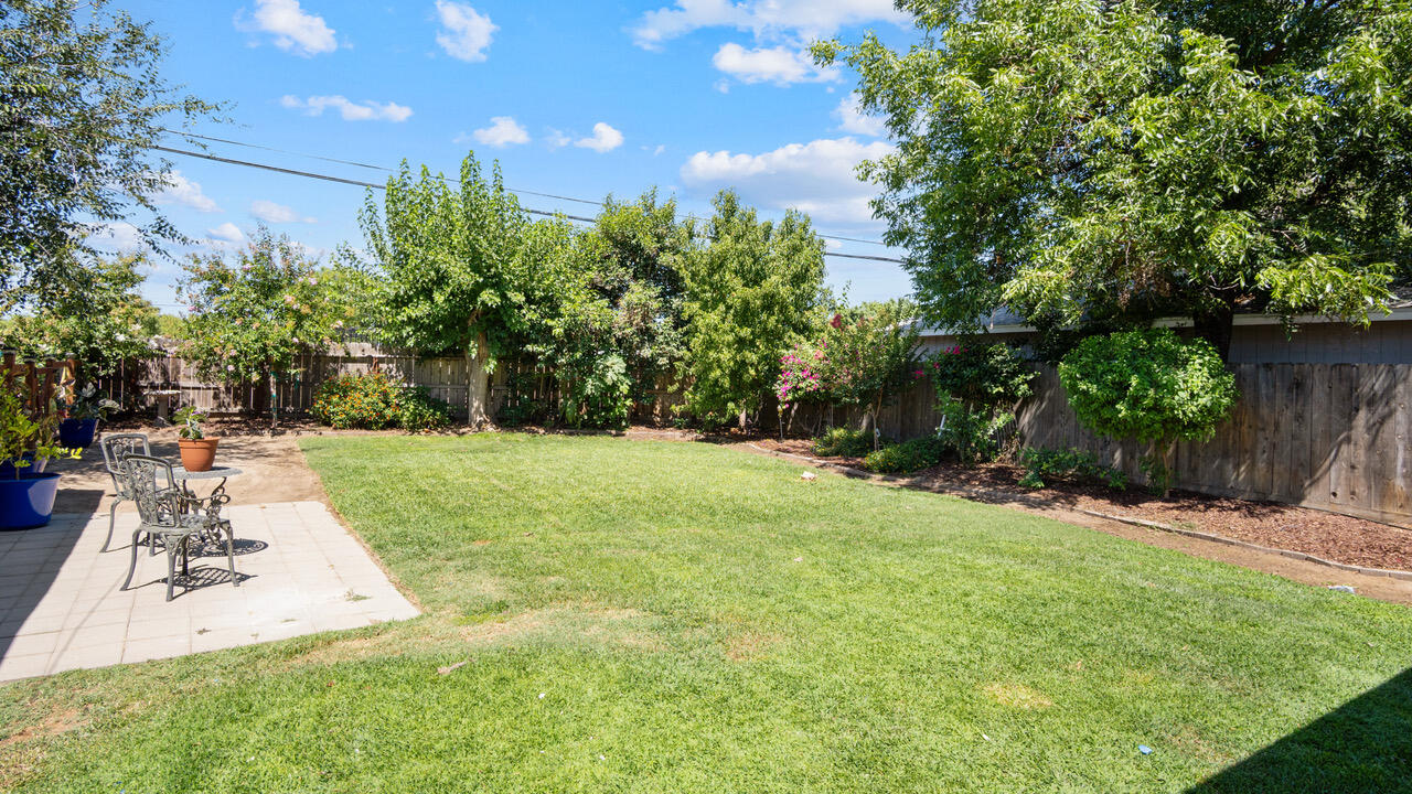 1805 W Kenmore Dr, Fresno, CA 93703