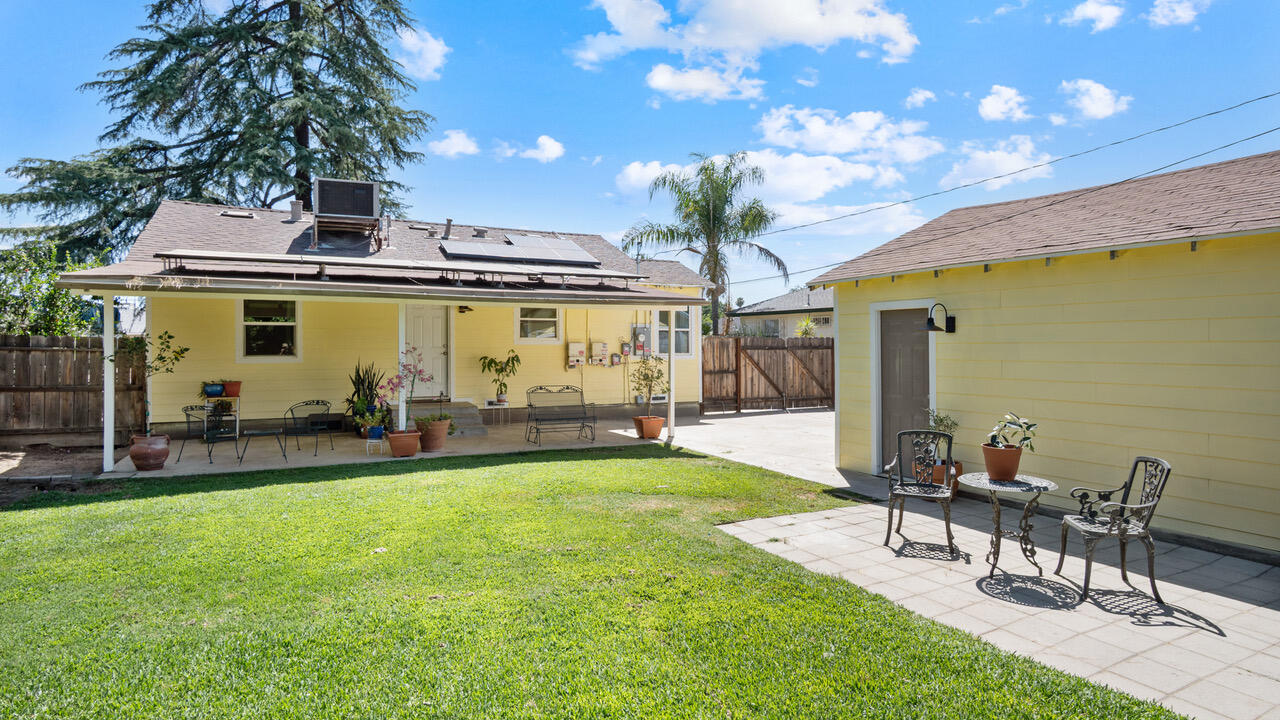 1805 W Kenmore Dr, Fresno, CA 93703