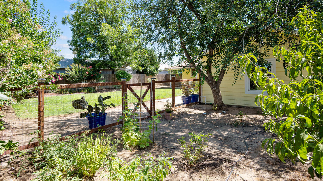 1805 W Kenmore Dr, Fresno, CA 93703