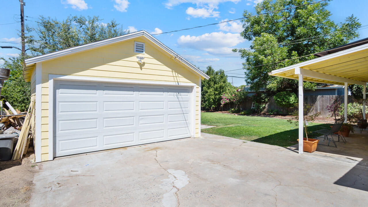 1805 W Kenmore Dr, Fresno, CA 93703