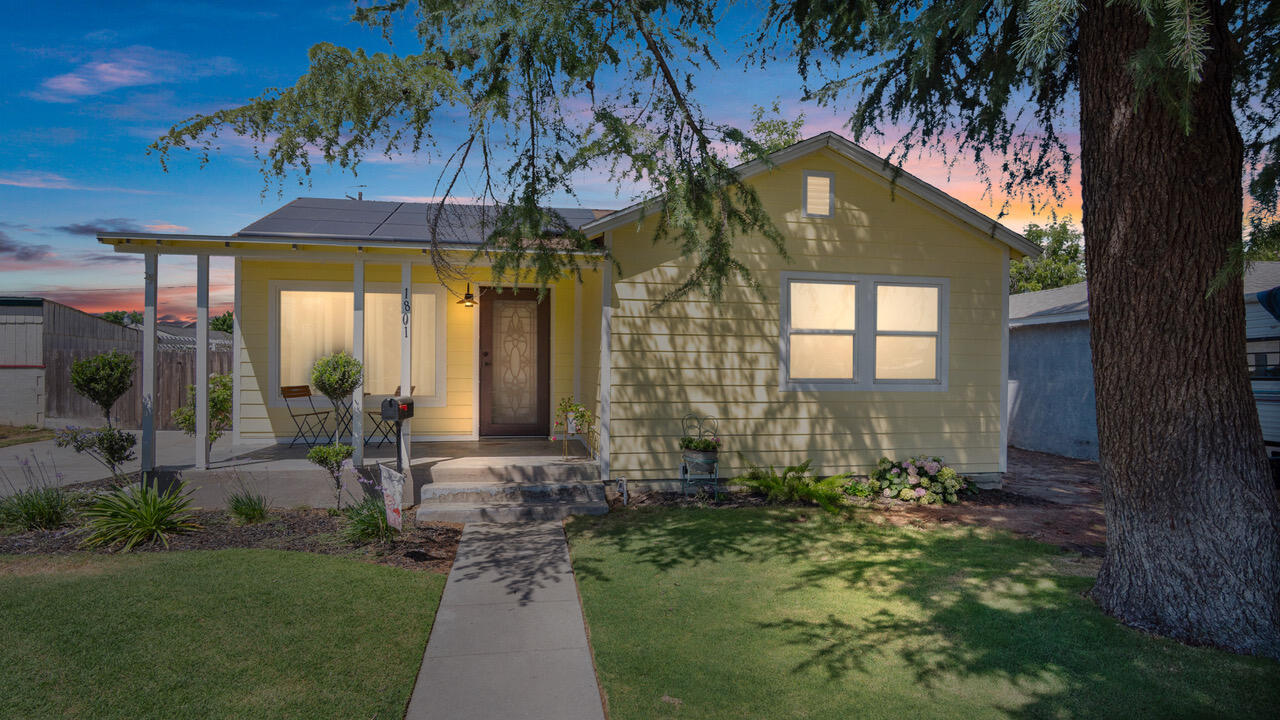1805 W Kenmore Dr, Fresno, CA 93703