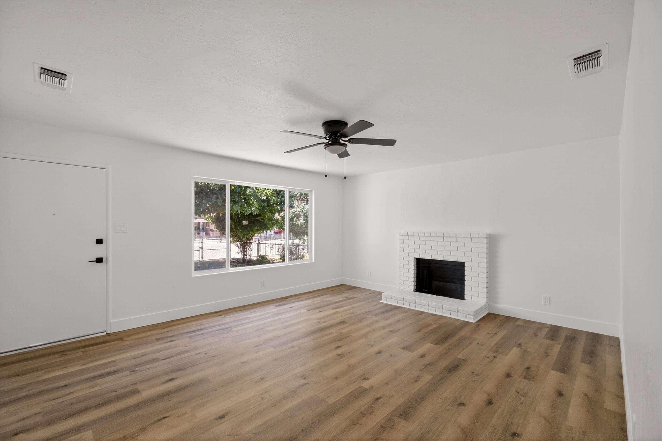 1137 N Gowdy St, Visalia, CA 93292