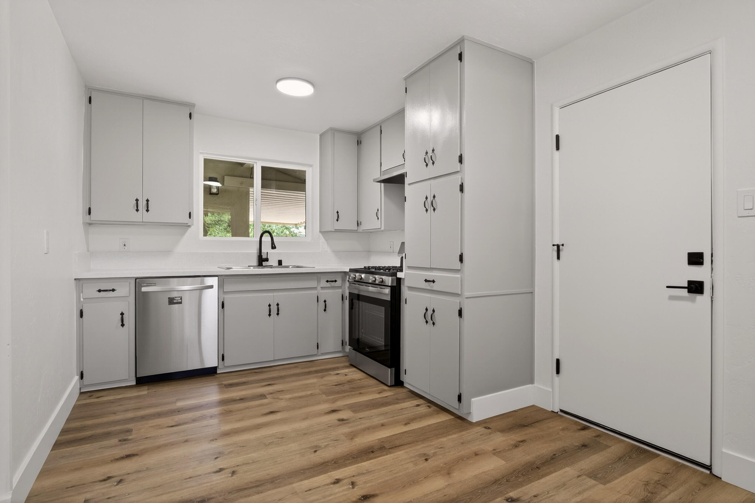 1137 N Gowdy St, Visalia, CA 93292
