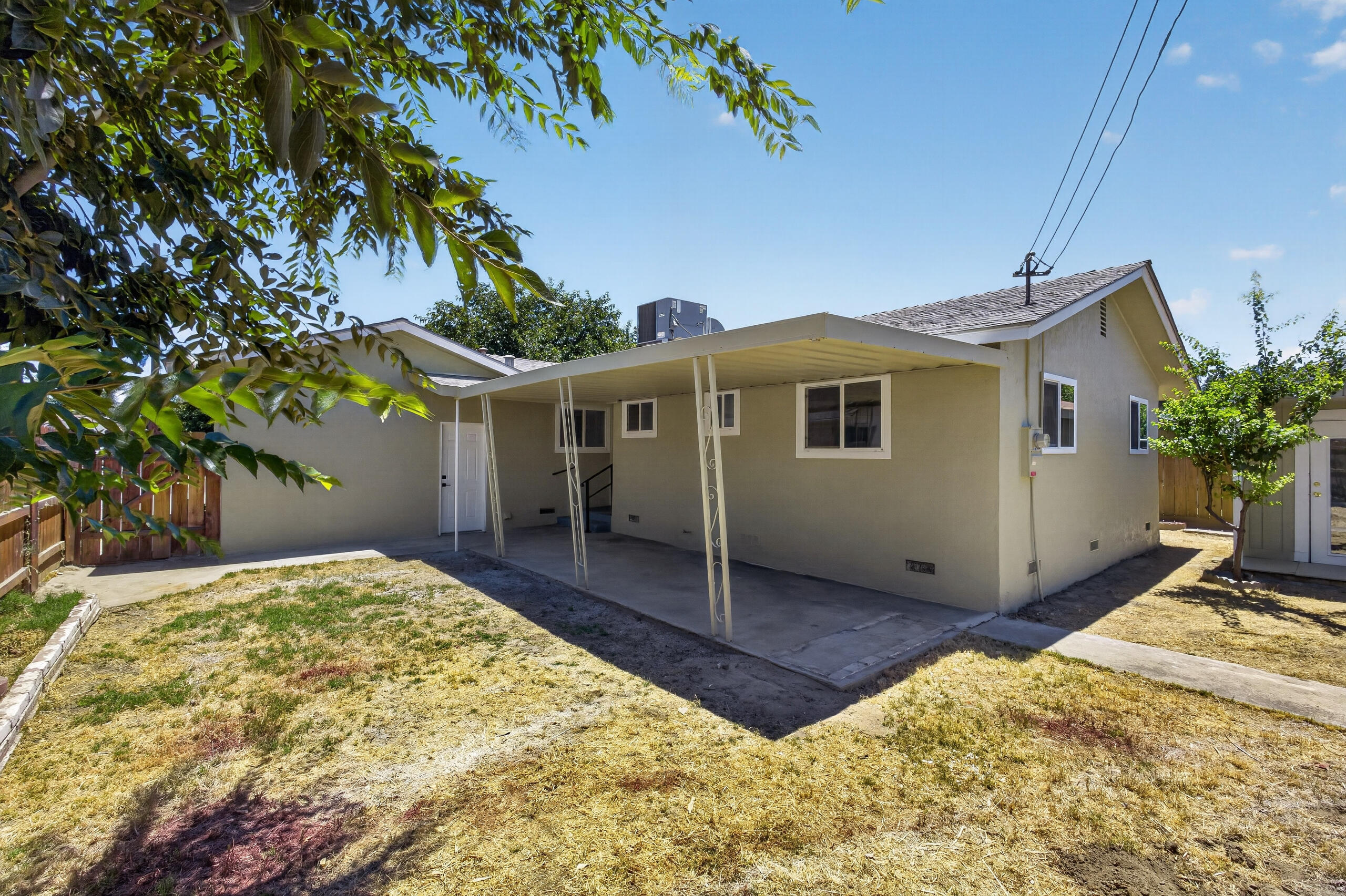 1137 N Gowdy St, Visalia, CA 93292