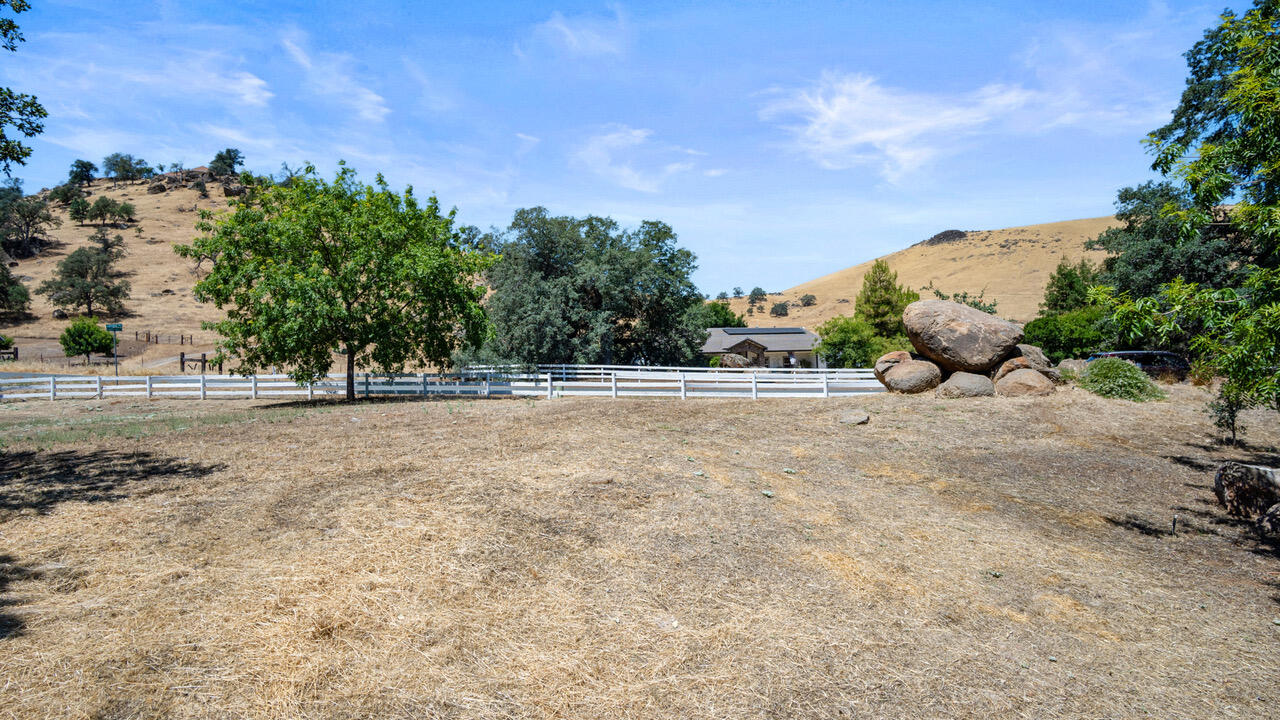 16657 Thomas Dr, Springville, CA 93265