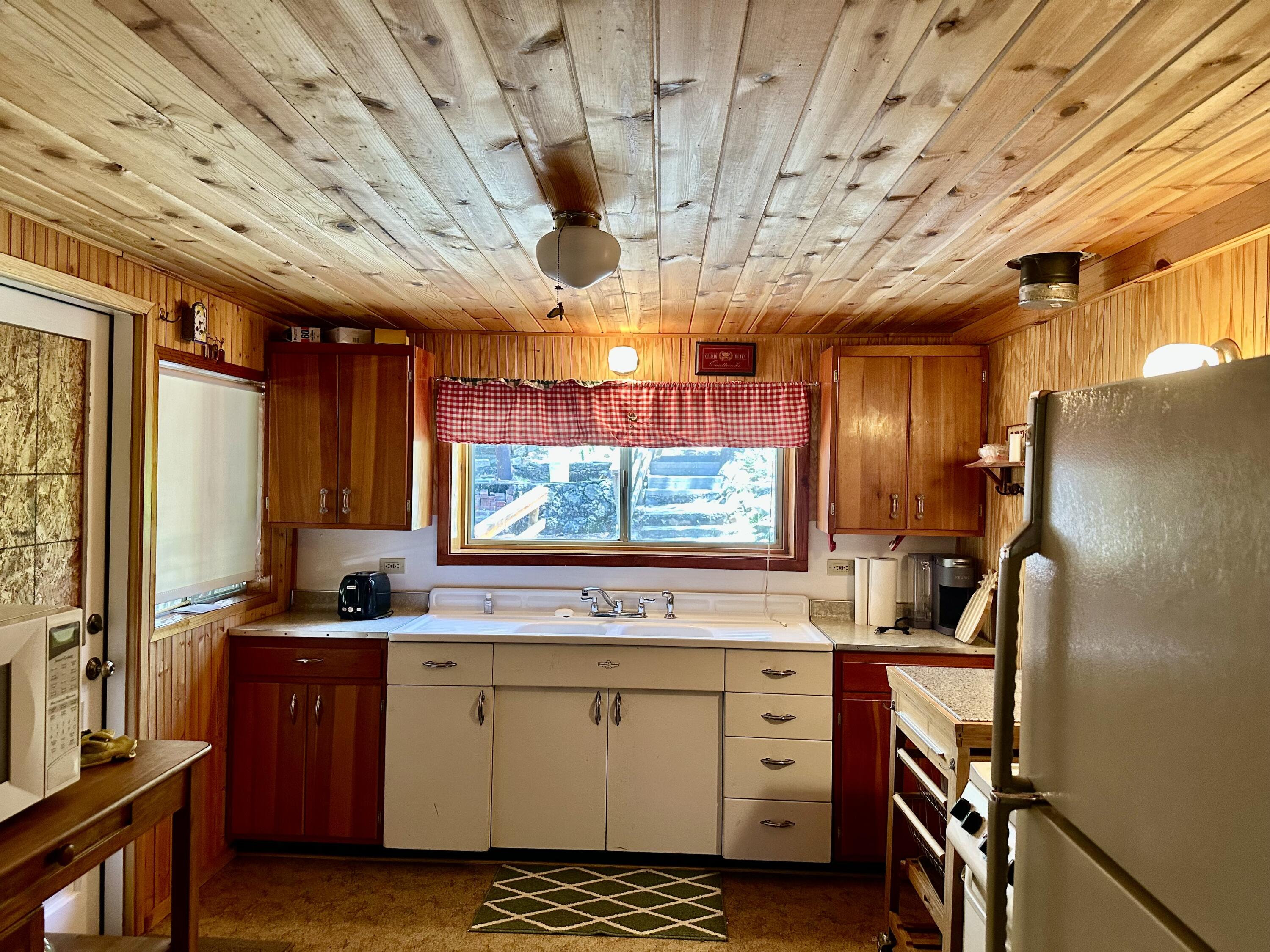 498 Brook Dr, Springville, CA 93265